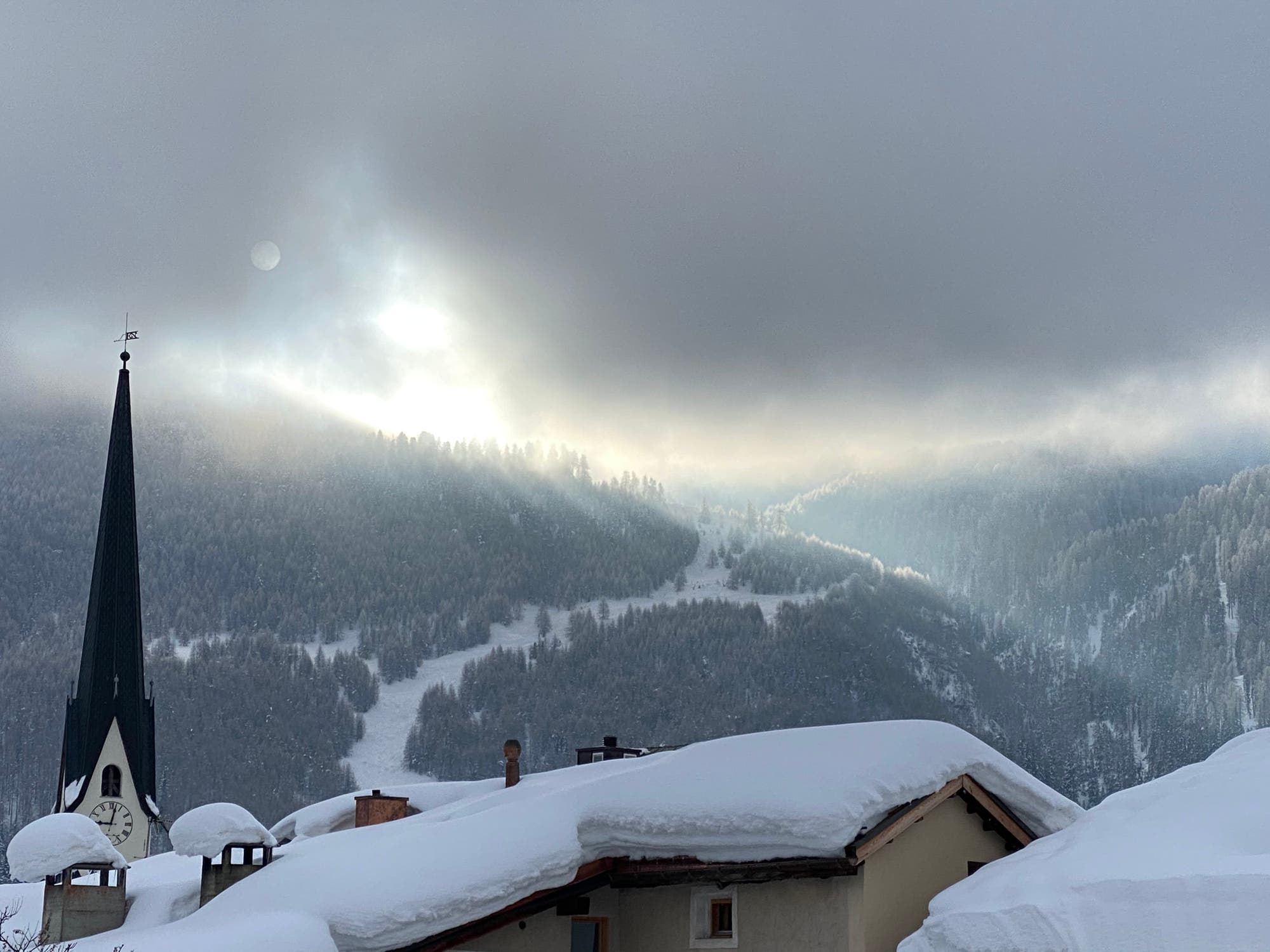Aufgehende Sonne hinter Wolken