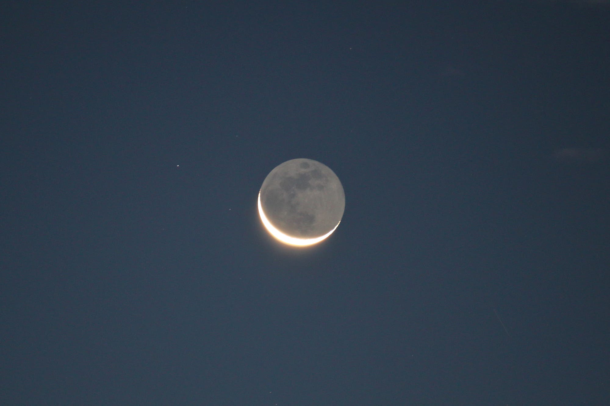 Mond mit Erdschein