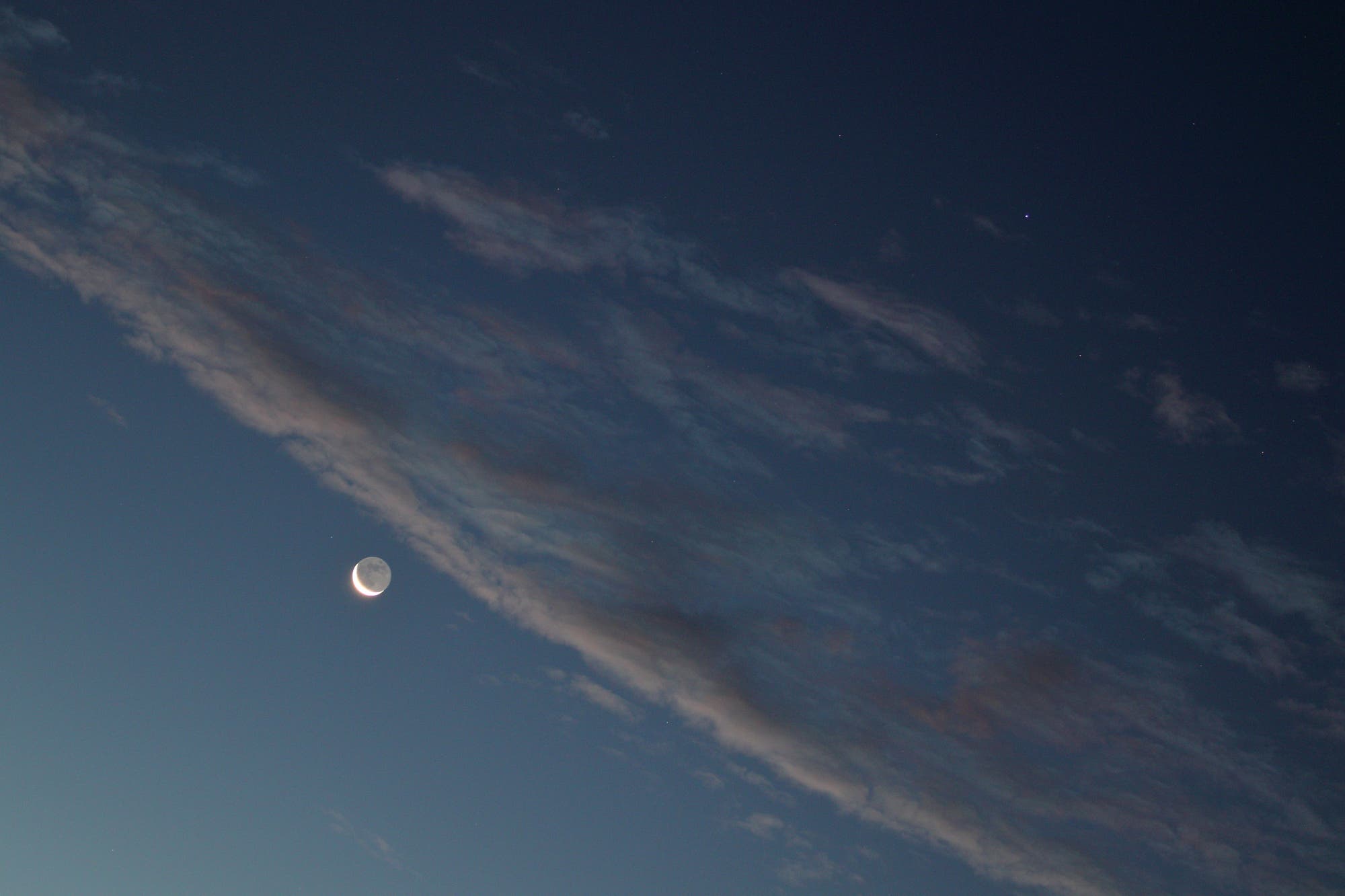 Mond mit Erdschein bei Regulus