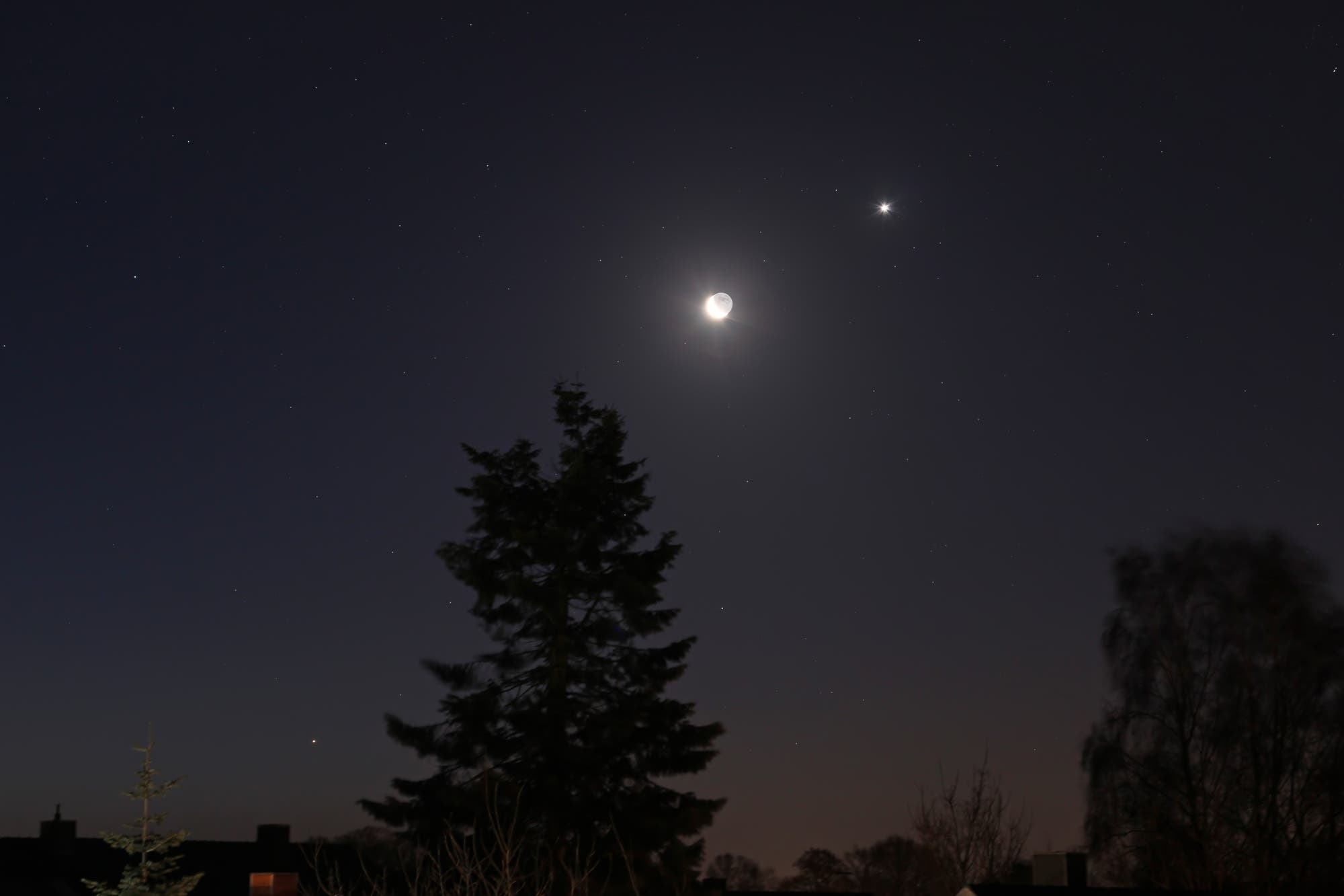 Mondsichel zwischen zwei Planeten am Morgenhimmel