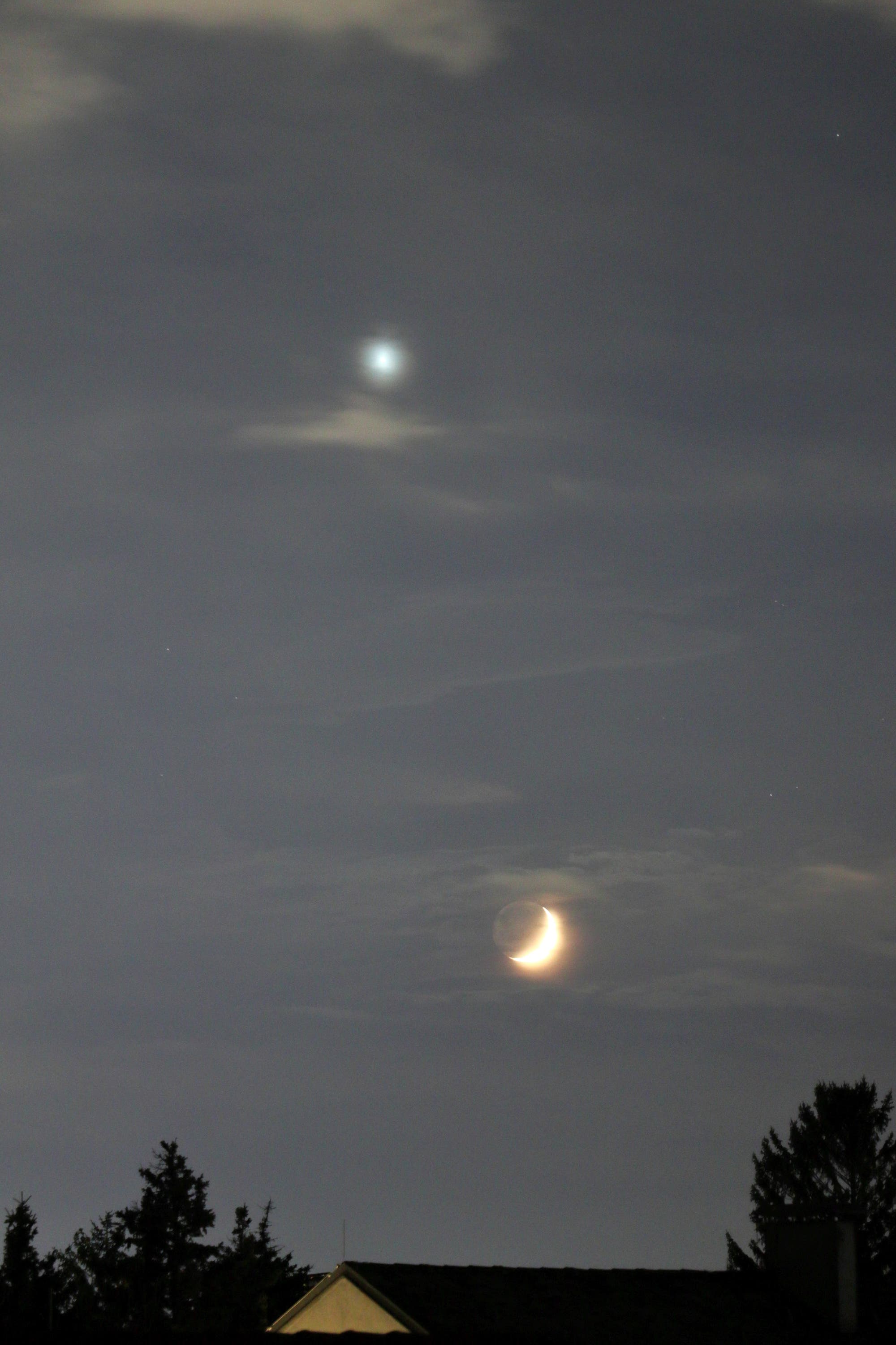 Mond (mit Erdschein) und Abendstern Venus