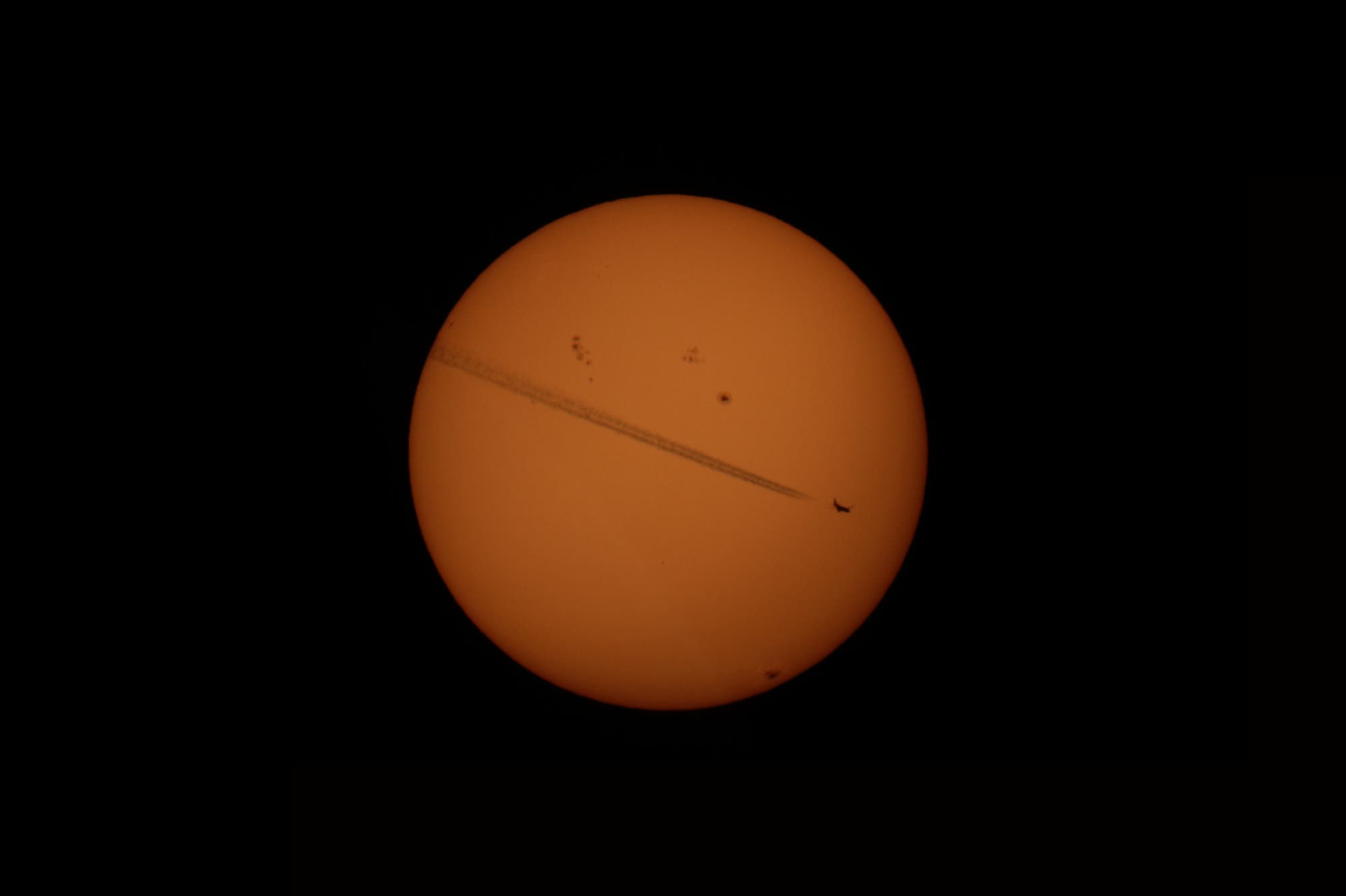 Sonnenflecken mit Flugzeug am 17. Juli 2023