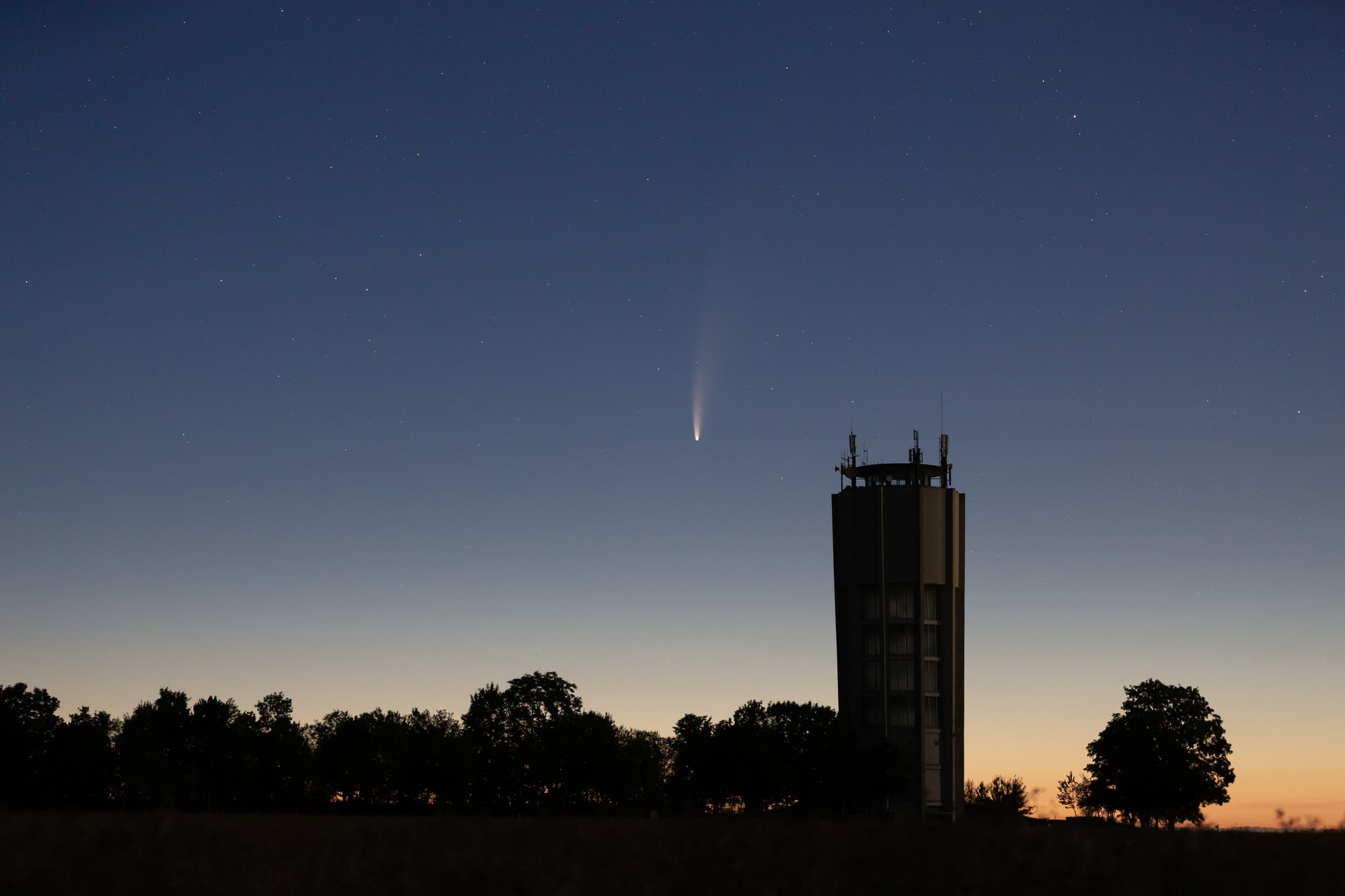 Komet c/2020 F3 (Neowise) über dem Wasserturm in Jettingen