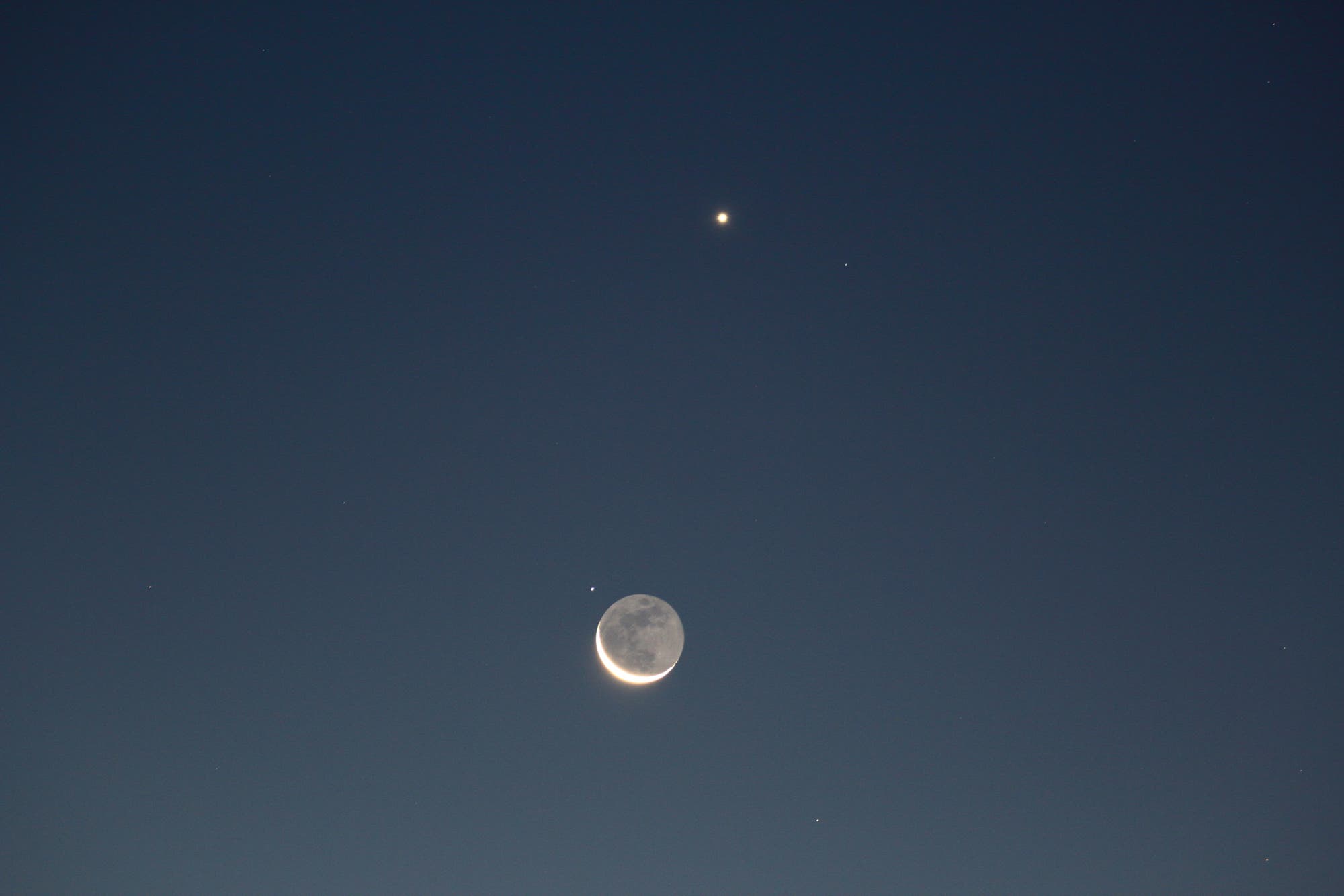 Mond mit Erdlicht bei Regulus und Venus