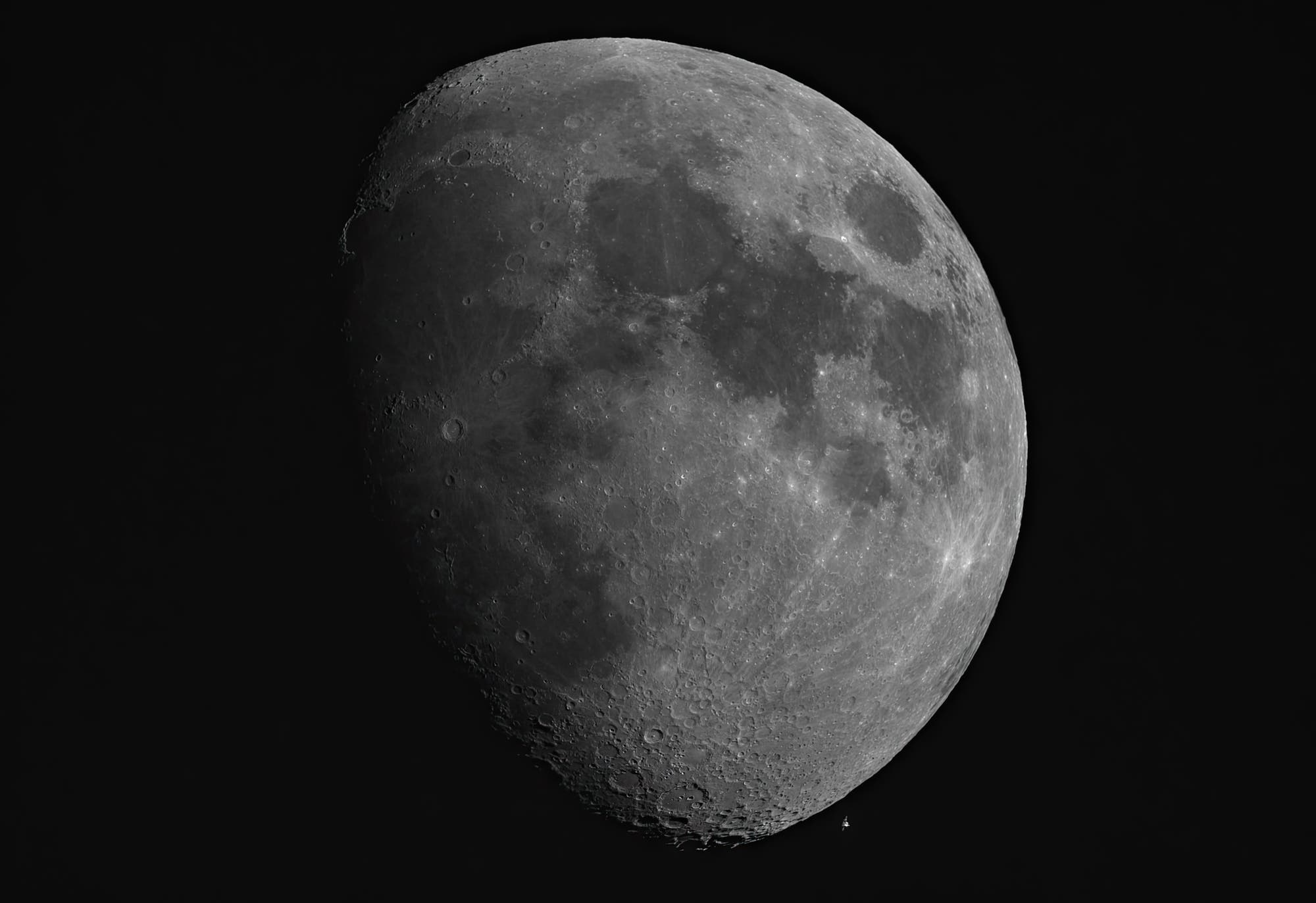 ISS-Überflug vor Mond am 18. Mai