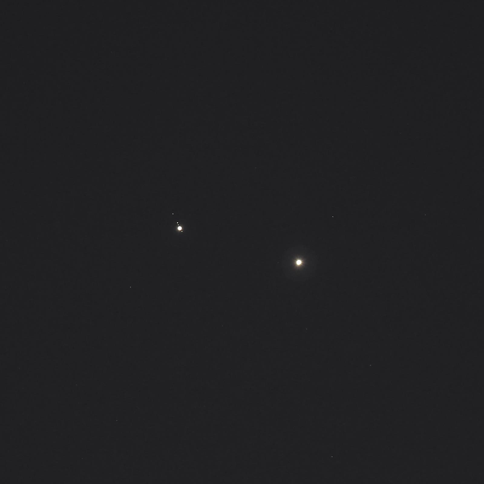 Venus und Jupiter fast vereint am Abendhimmel