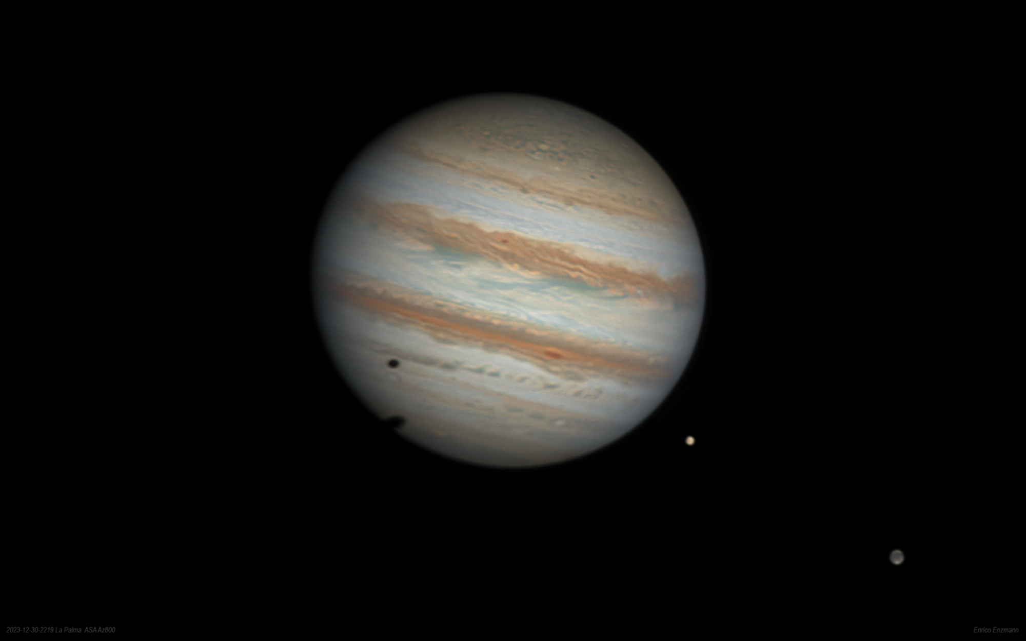 Seltene Jupiterkonstellation mit zwei Monden und zwei Schatten 