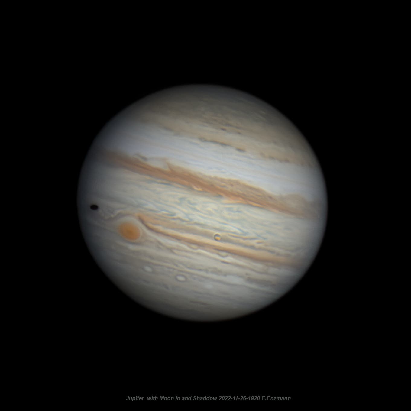 Jupiter mit Großem Roten Fleck sowie Mond Io und dessen Schatten vor Jupiter selbst