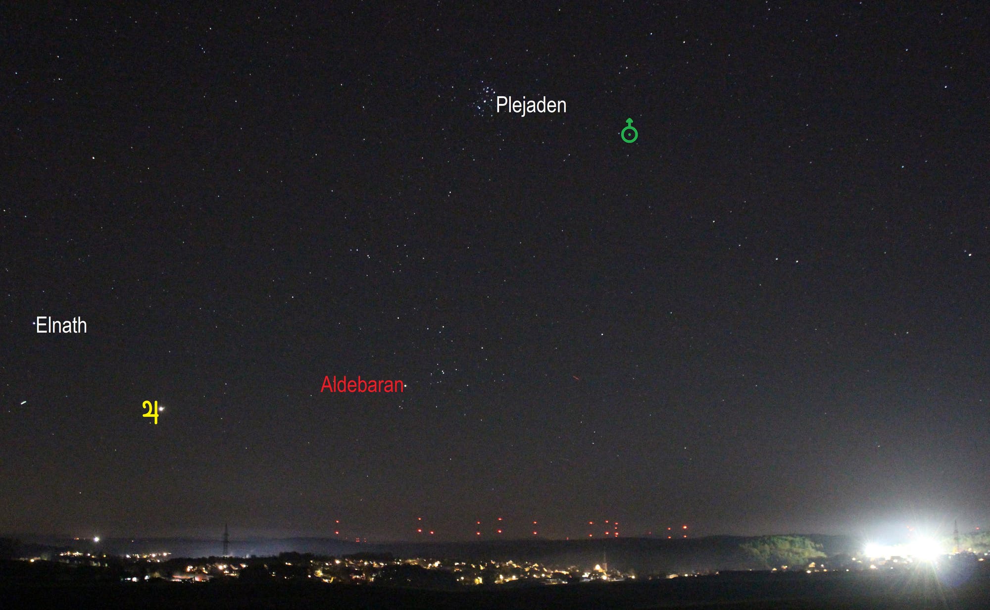 Sternbild Stier mit Jupiter über Wollbach (Unterfranken) (Objekte beschriftet)