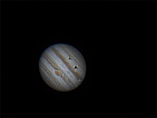 Io und Ganymed ziehen vor Jupiter vorbei
