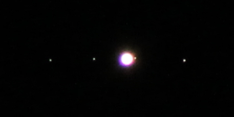 Jupiter mit seinen vier hellen Monden