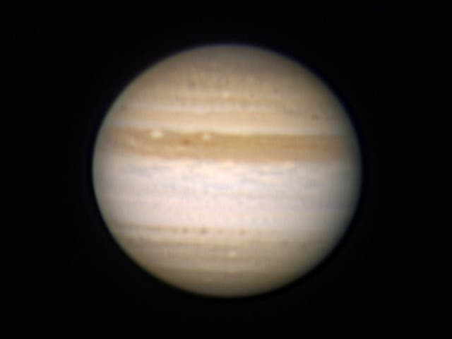 Jupiter mit einem "kleinen roten Fleck" im nördlichen Äquatorialband