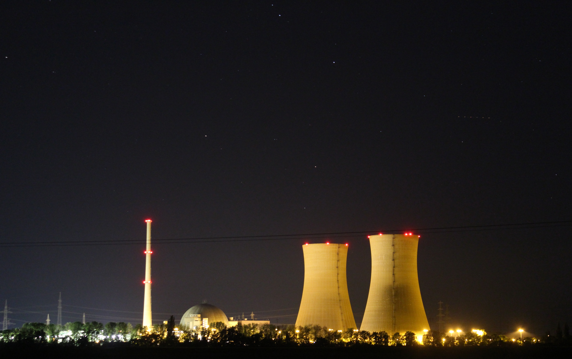Sternbild Rabe über dem Kernkraftwerk Grafenrheinfeld
