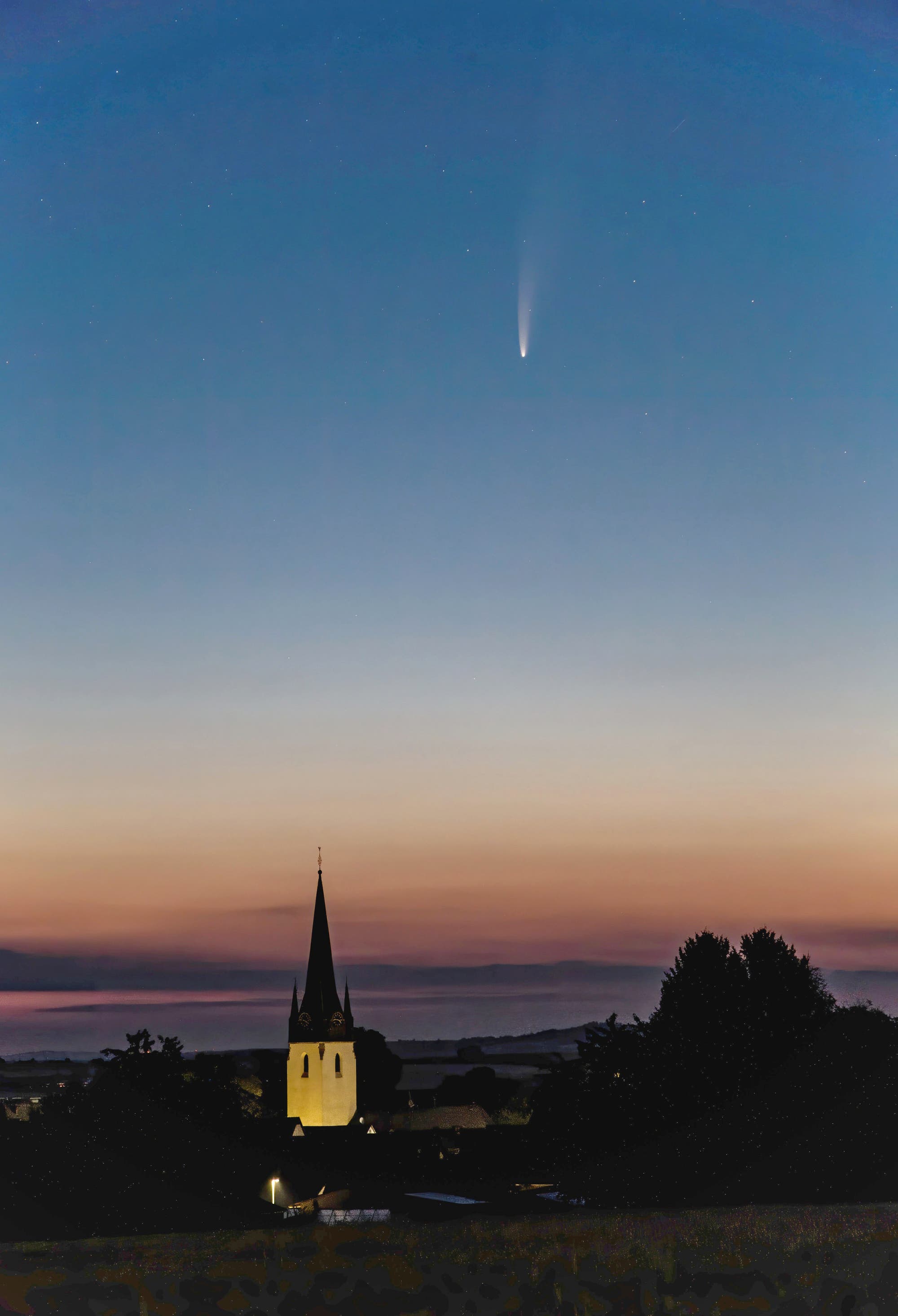 NEOWISE (C/2020 F3) über  einem Dorf im Taunus