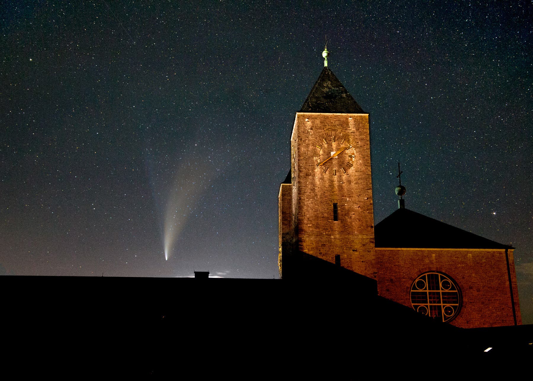 Komet C/2020 F3 Neowise über Abteikirche Münsterschwarzach