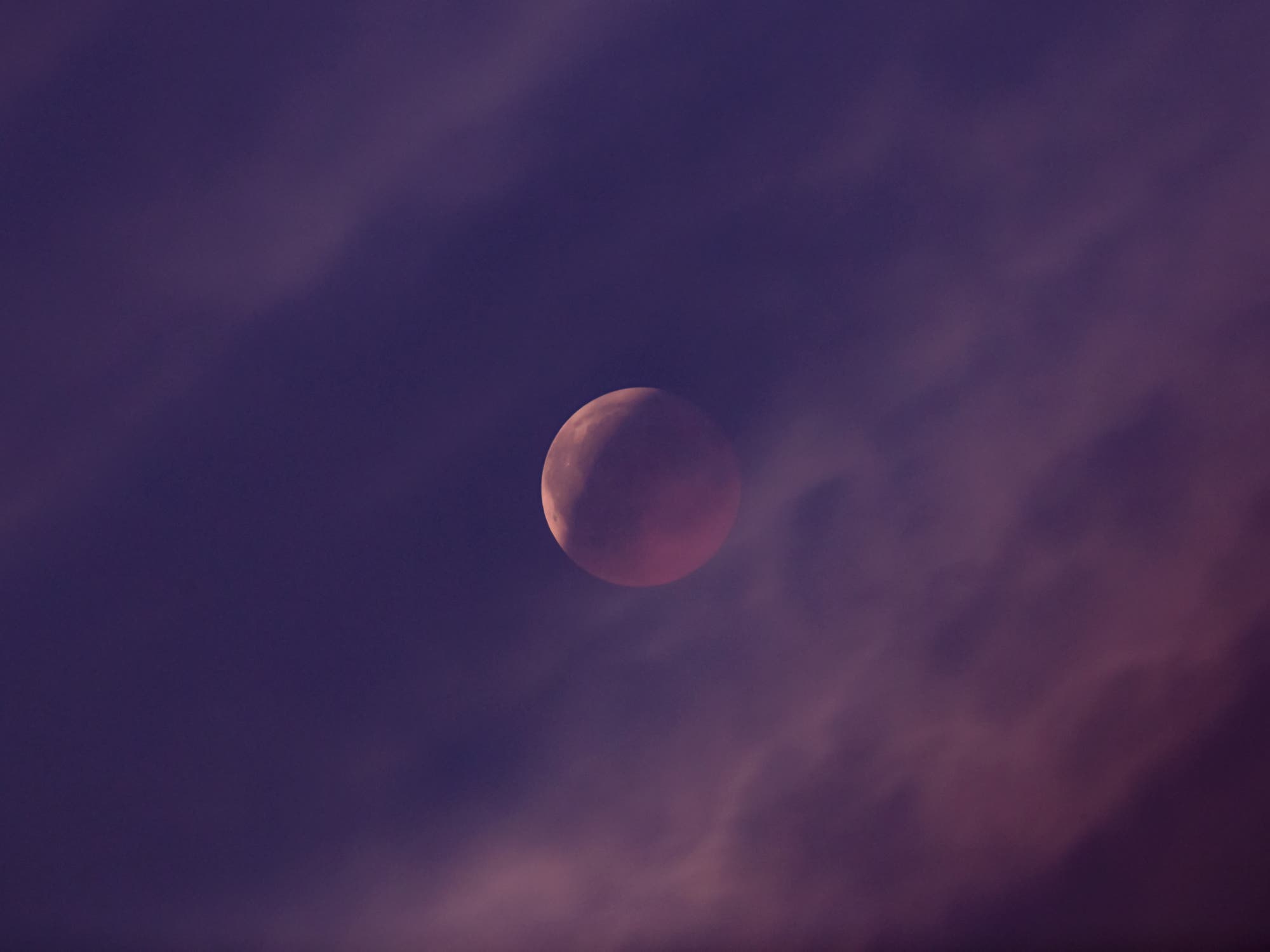 Mondfinsternis mit Wolkenfilter