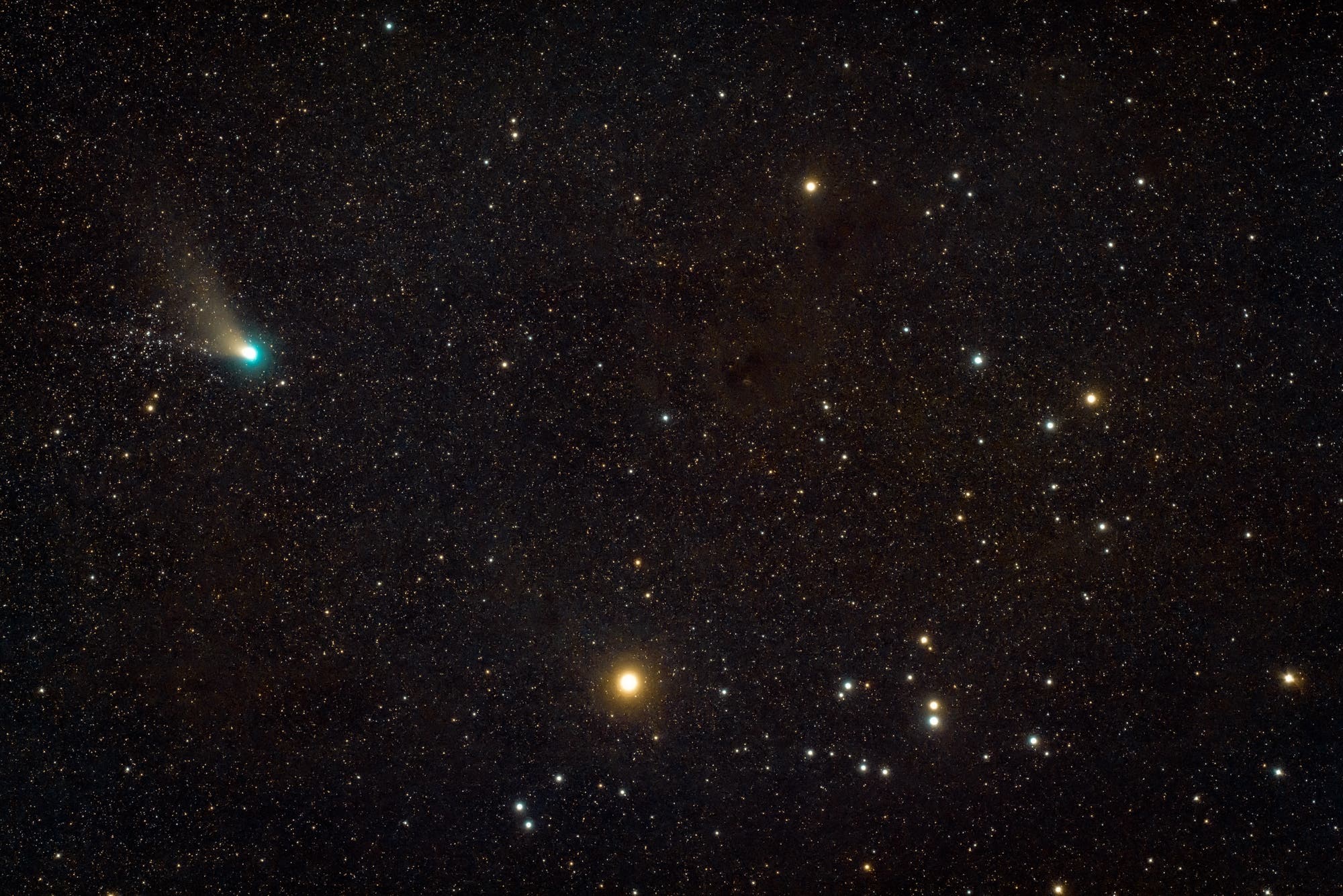 Komet C/2022 E3 im Rendezvous mit den Hyaden