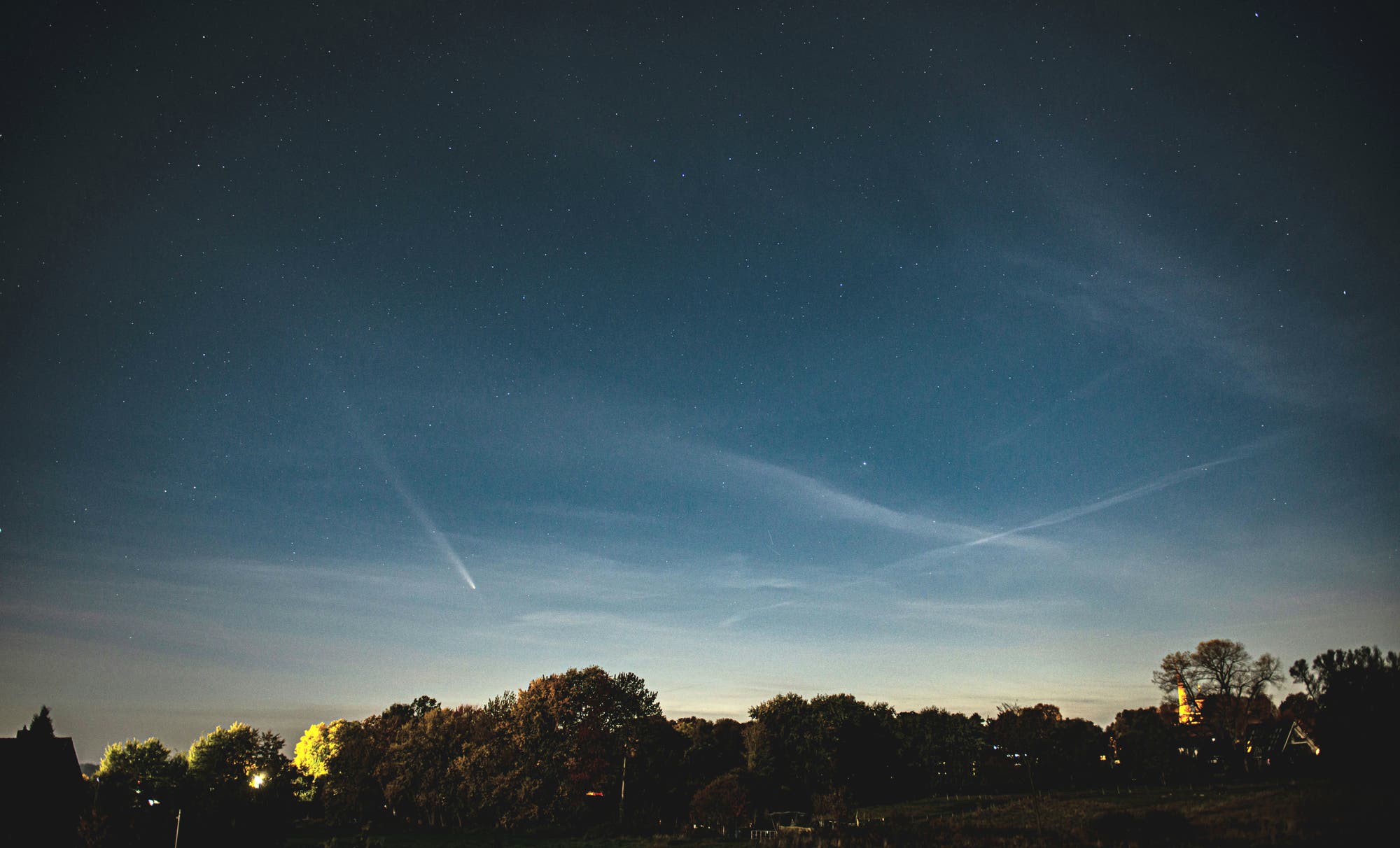 Komet erscheint trotz Wolken