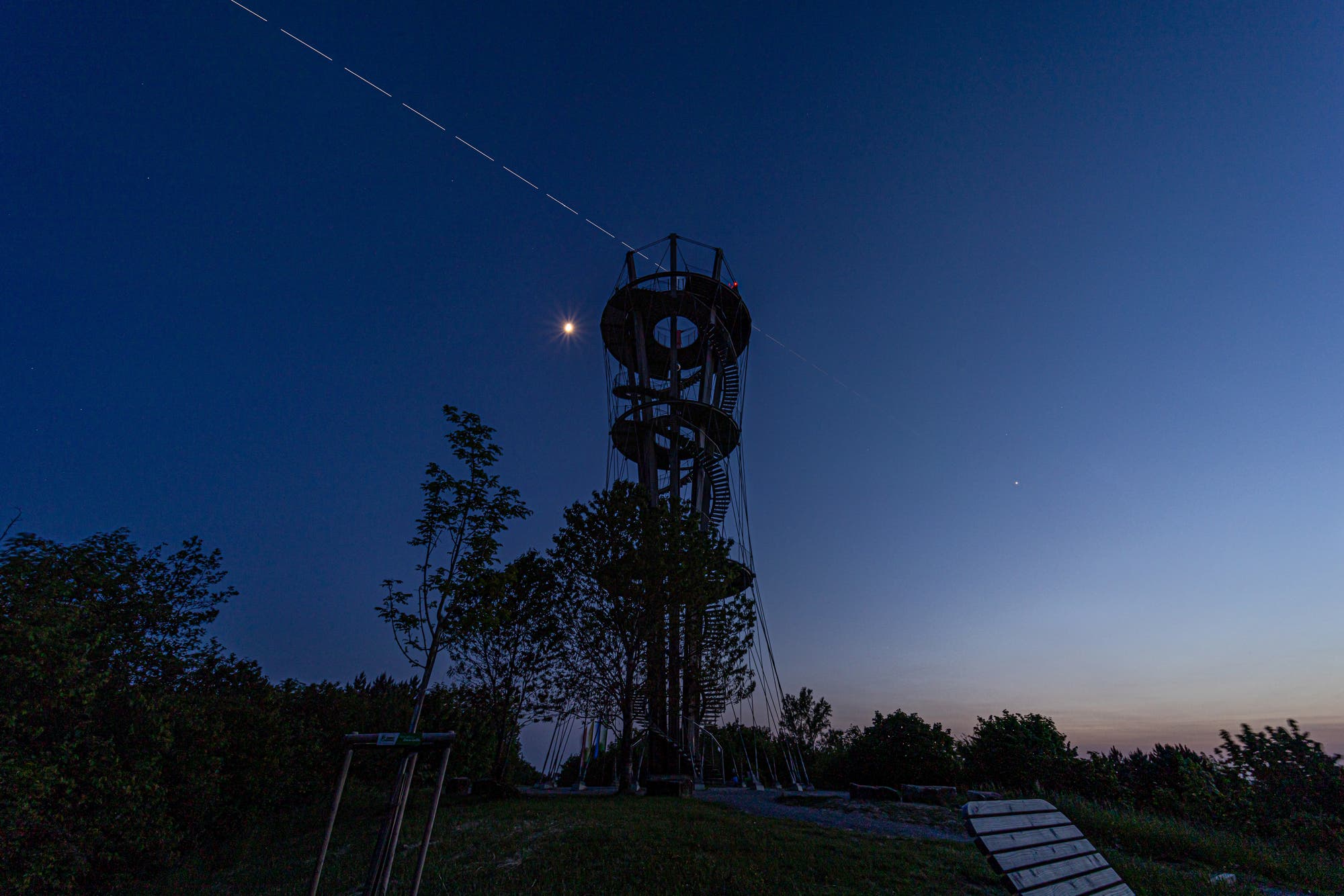 Die ISS über dem Schönbuchturm mit Mond und Venus