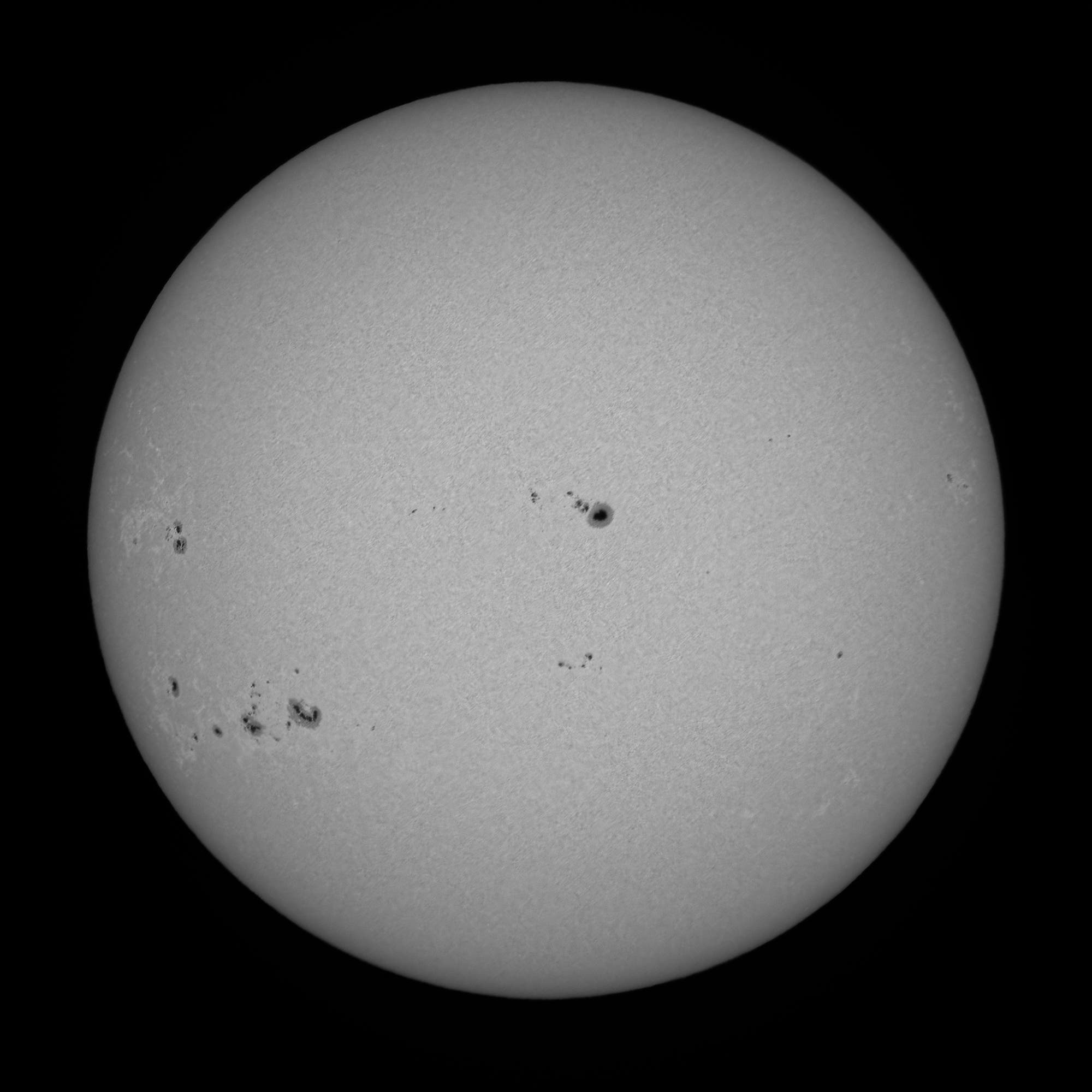 Prachtvolle Fleckengruppen im Weißlicht am 27. August 2025
