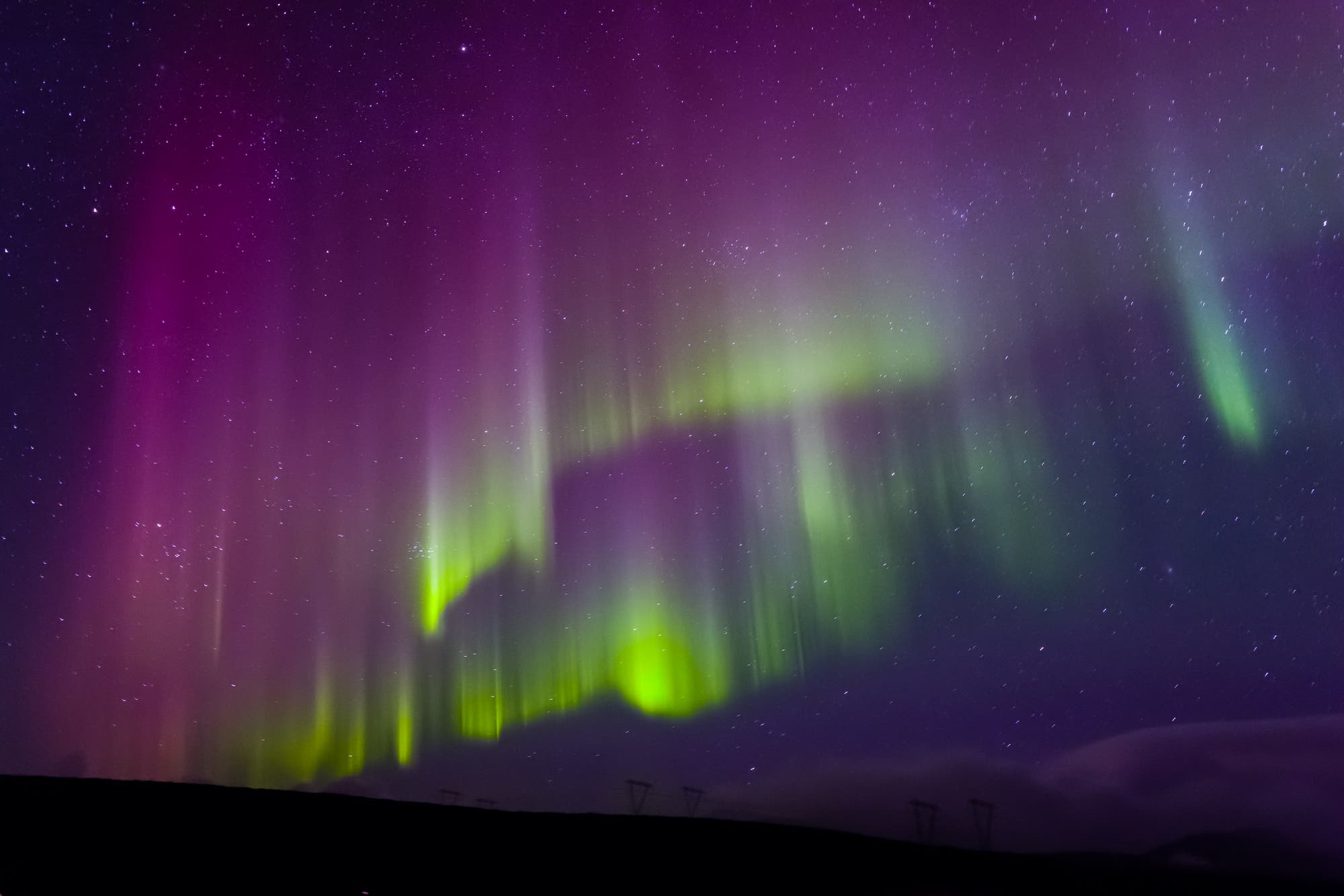 Vielfarbenes Polarlicht über Island