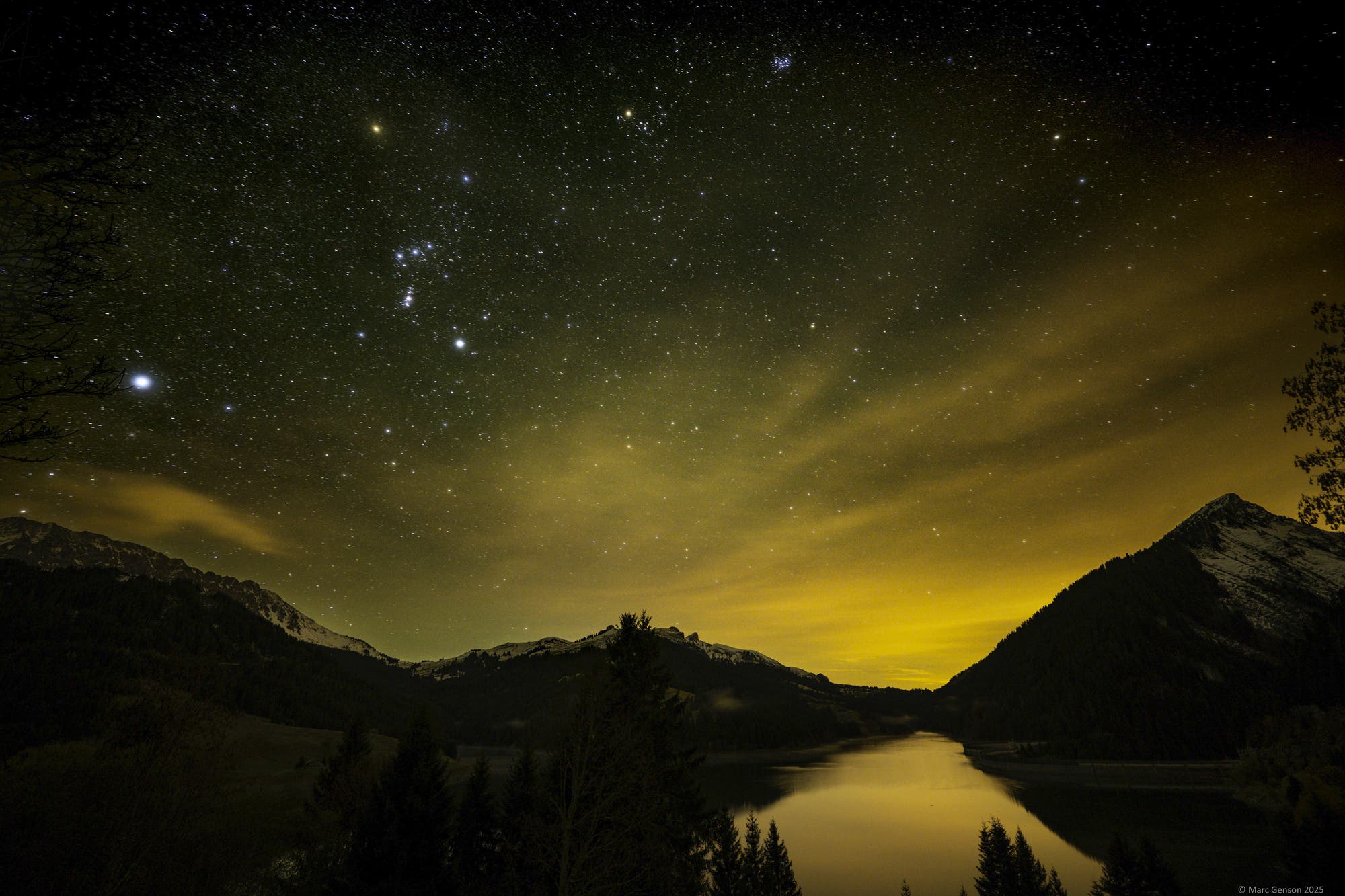 Wintersternbilder über Lac de l'Hongrin