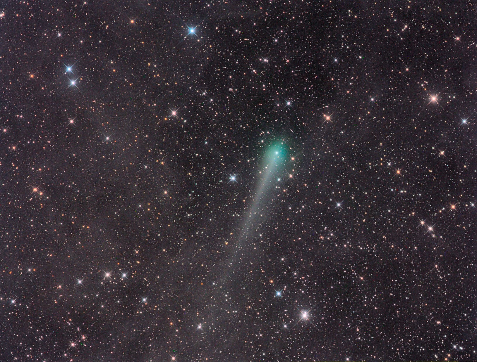 Komet C/2012 F6 Lemmon, eingebettet in Staubnebel