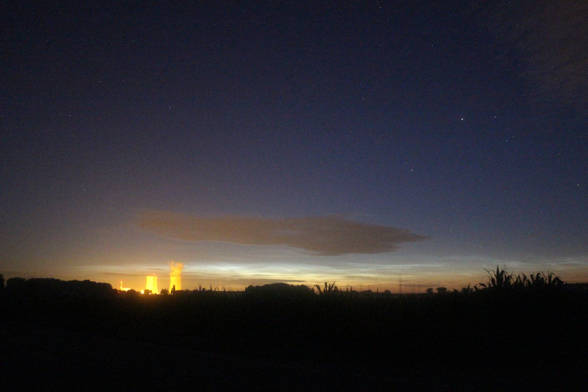 Leuchtende Nachtwolken über dem Kernkraftwerk Philippsburg