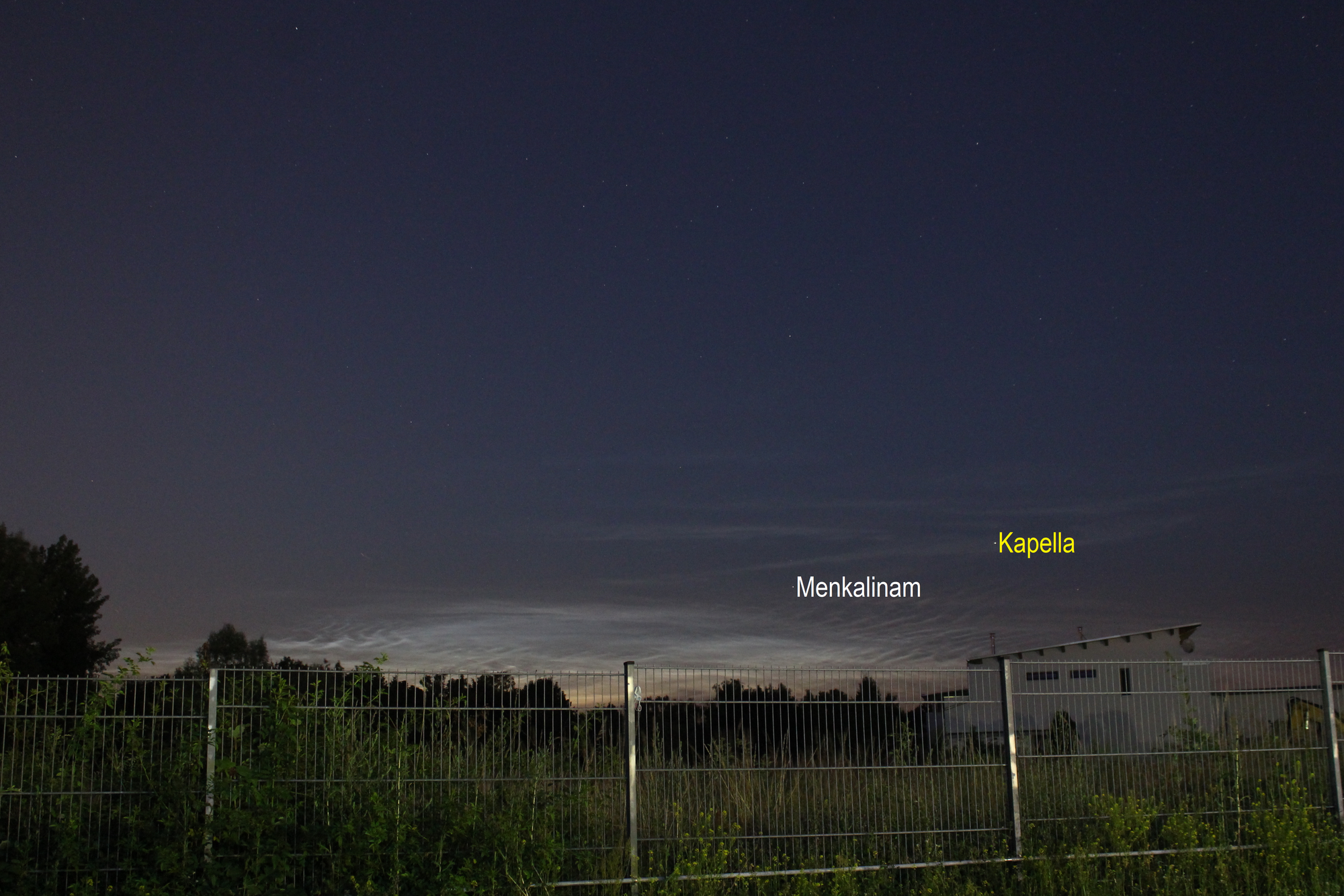 Leuchtende Nachtwolken über Hoppegarten (Objekte beschriftet)