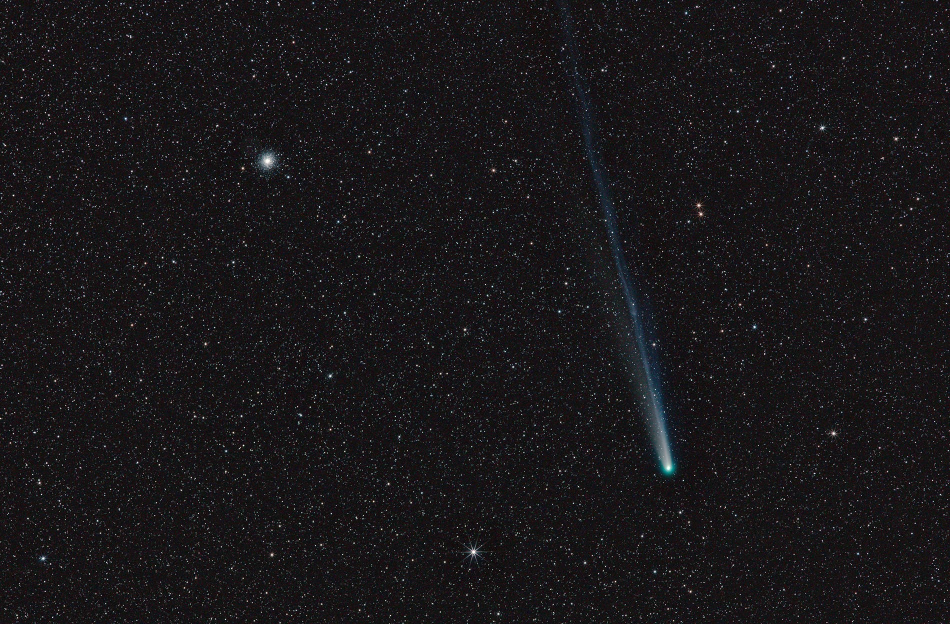 Komet C/2013 R1 Lovejoy und Kugelsternhaufen M13 mit Astrotrac