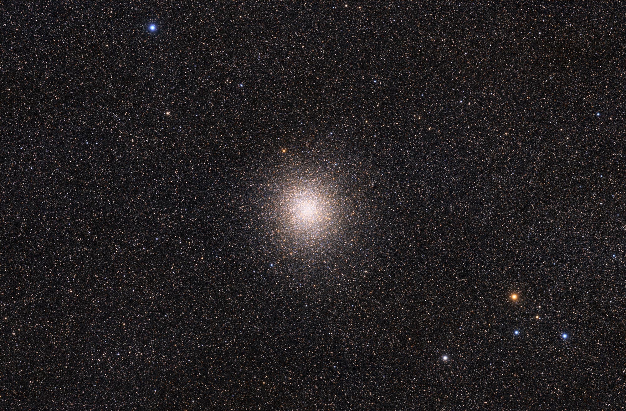 Messier 22, Kugelsternhaufen im Sternenmeer