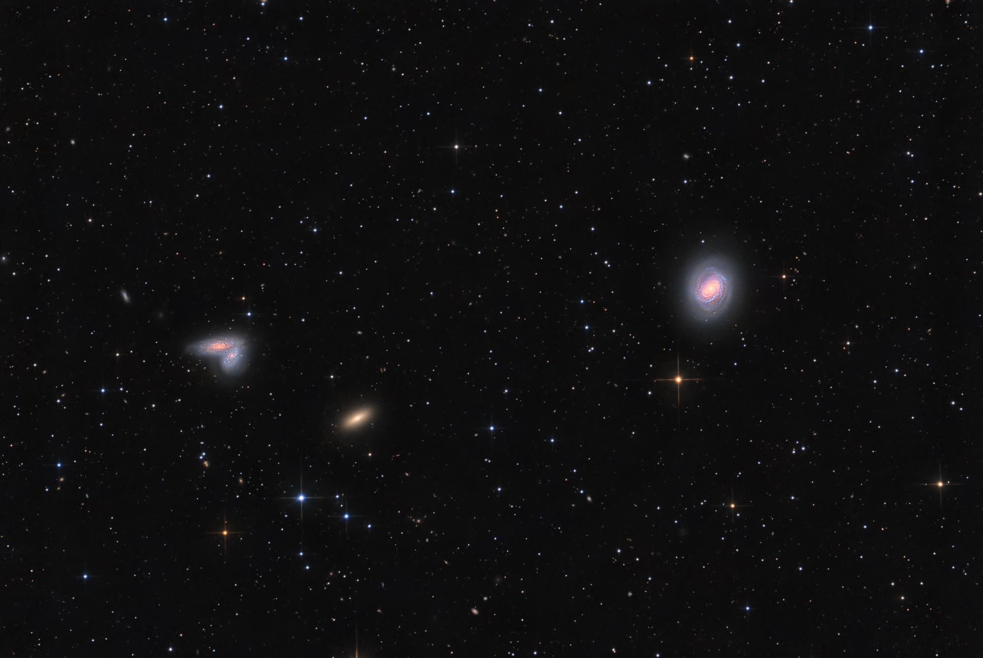 Messier 58 und die Schmetterlingsgalaxien