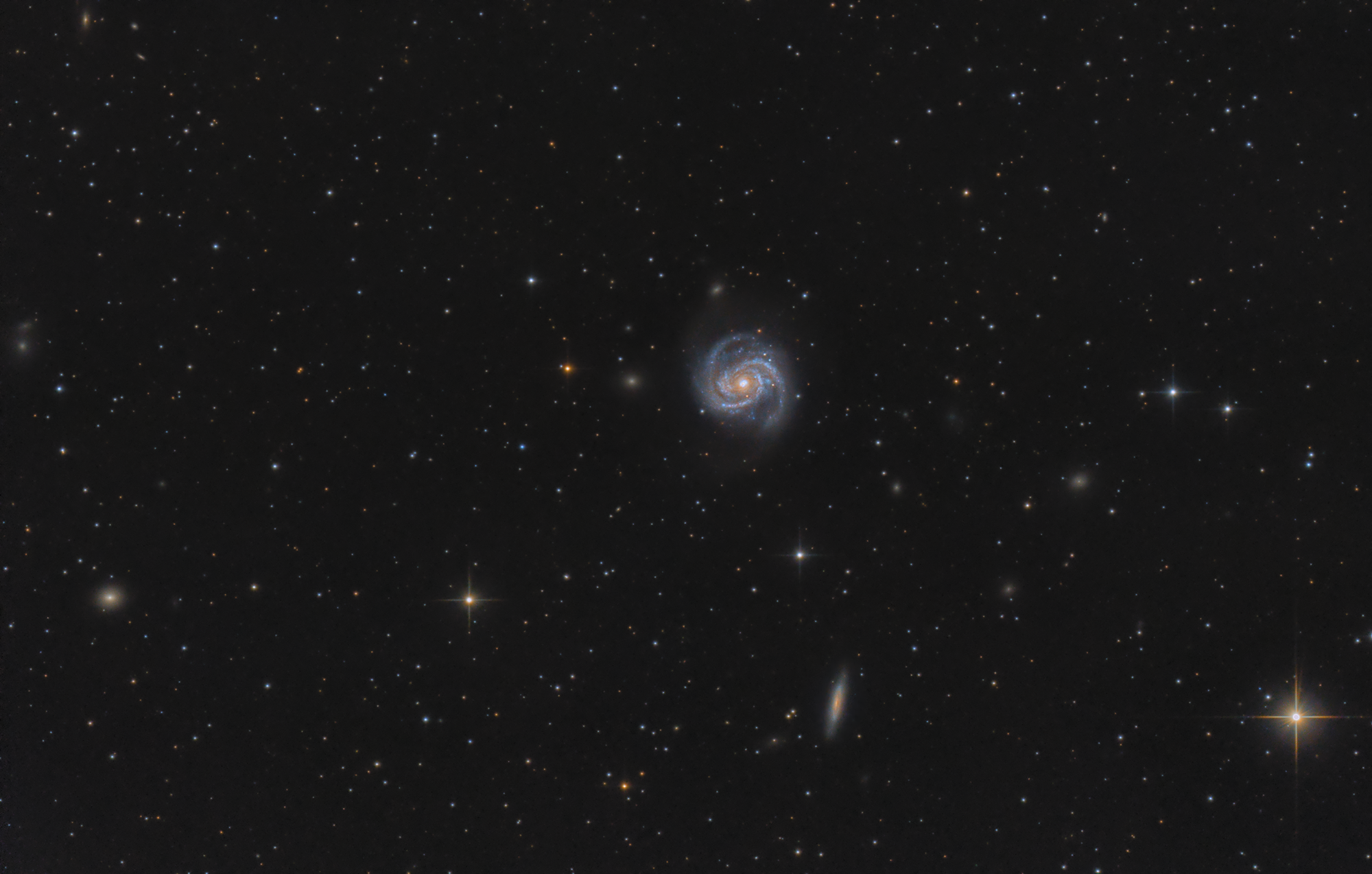 Messier 100 Galaxie und Umgebung