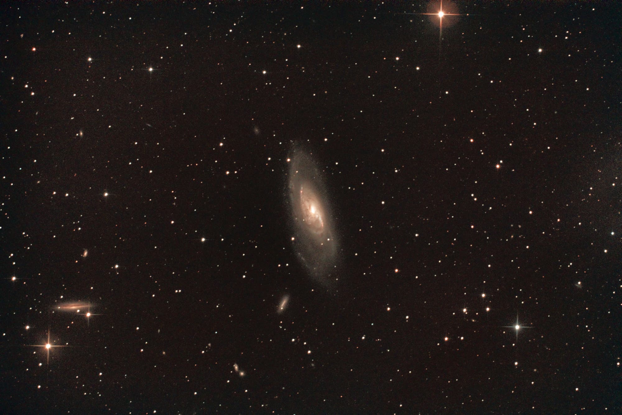 Galaxie Messier 106 im Sternbild Jagdhunde (Canes Venatici)