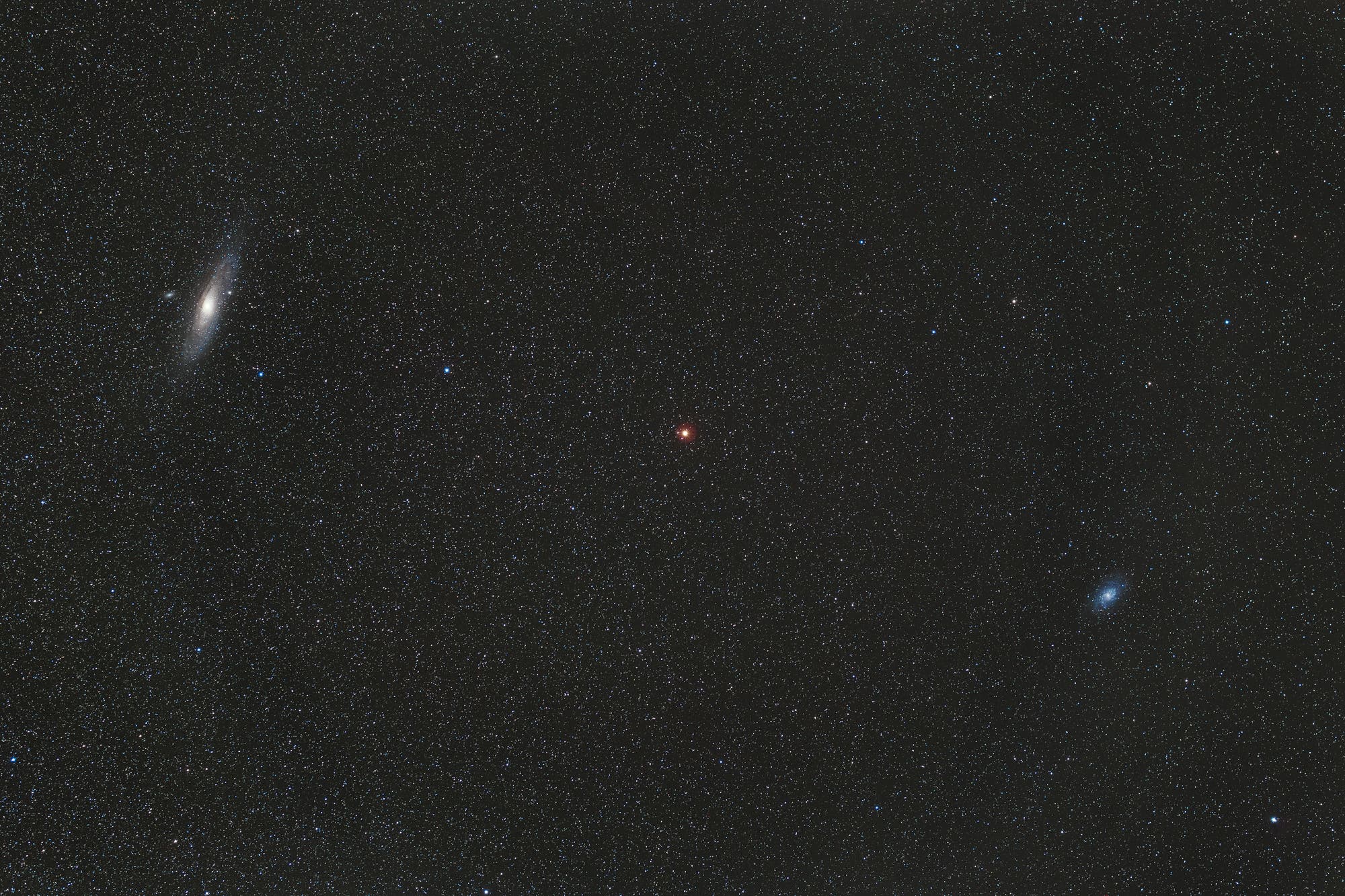 Drei Galaxien in einer Reihe