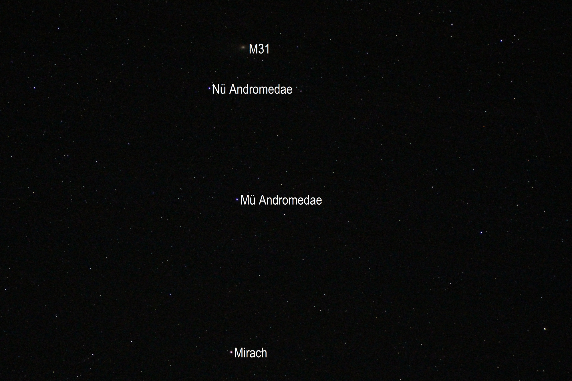 Der Weg zum Andromedanebel (Objekte beschriftet)
