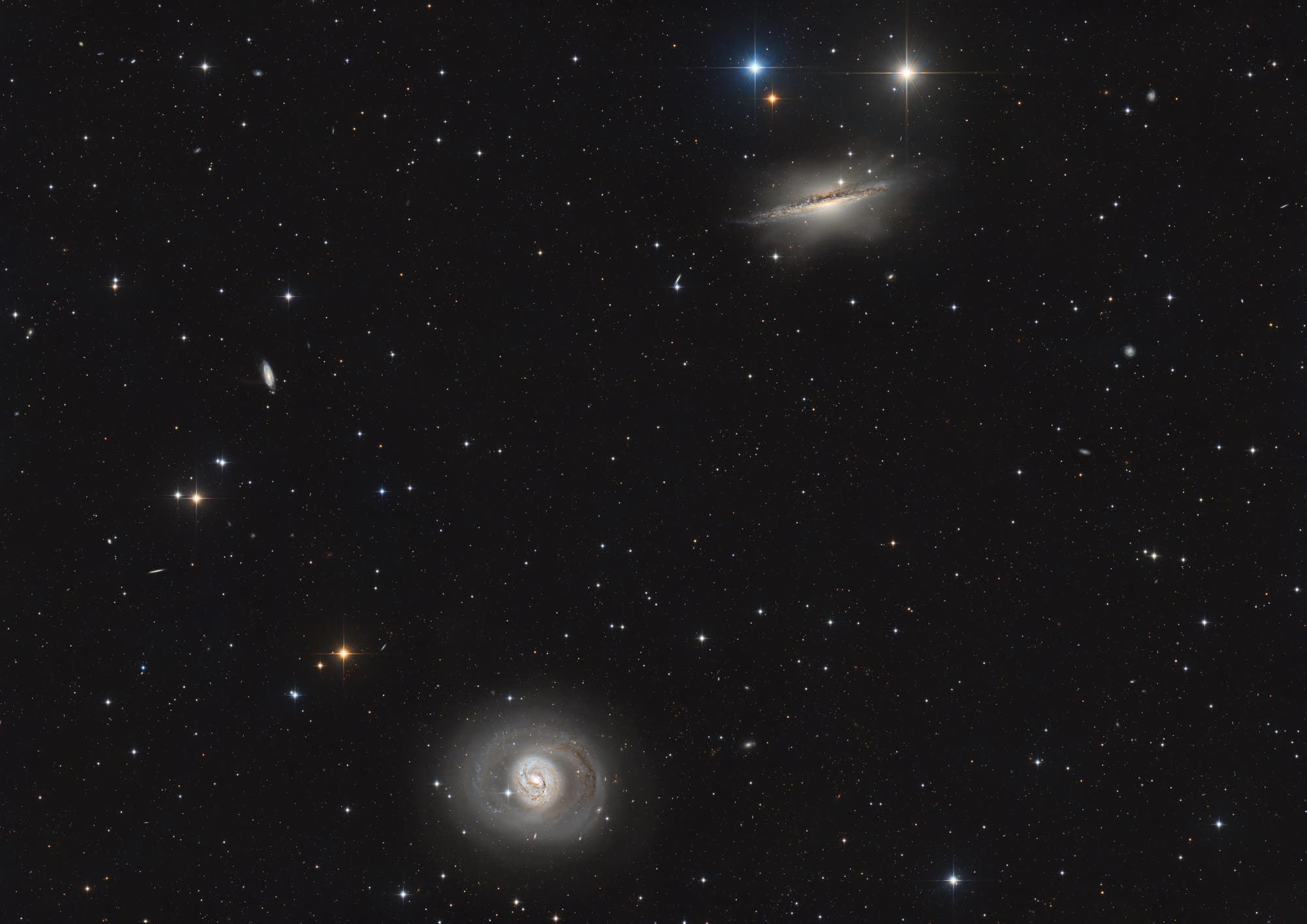 Messier 77 und NGC1055 - Spektrum der Wissenschaft