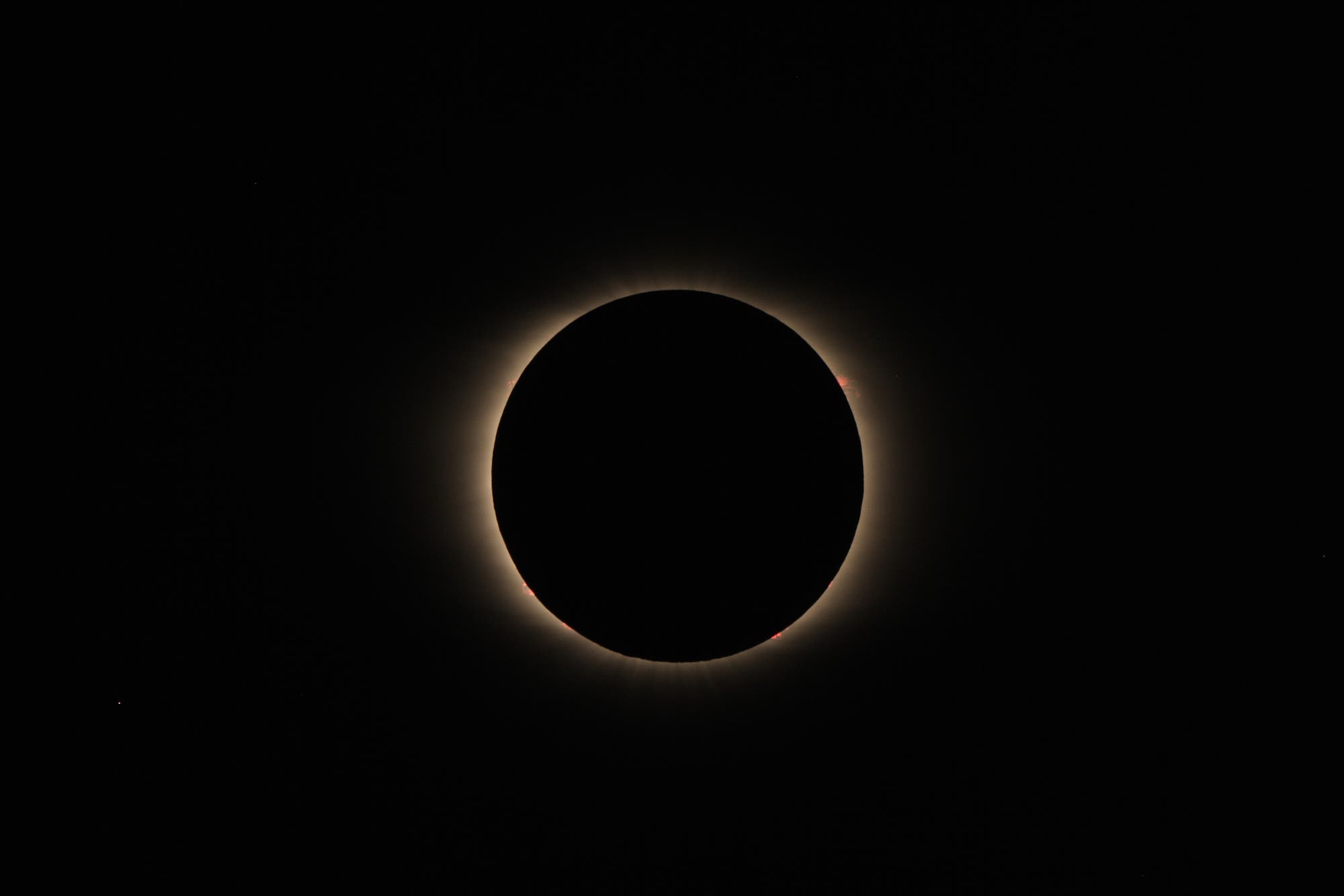 Totale Sonnenfinsternis vom 2. Juli 2019 – Protuberanzen und innere Korona