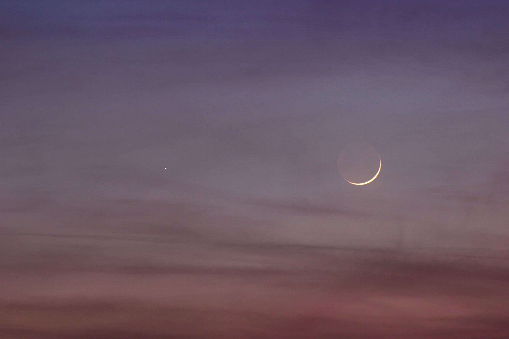 Merkur mit Mondsichel am Abendhimmel