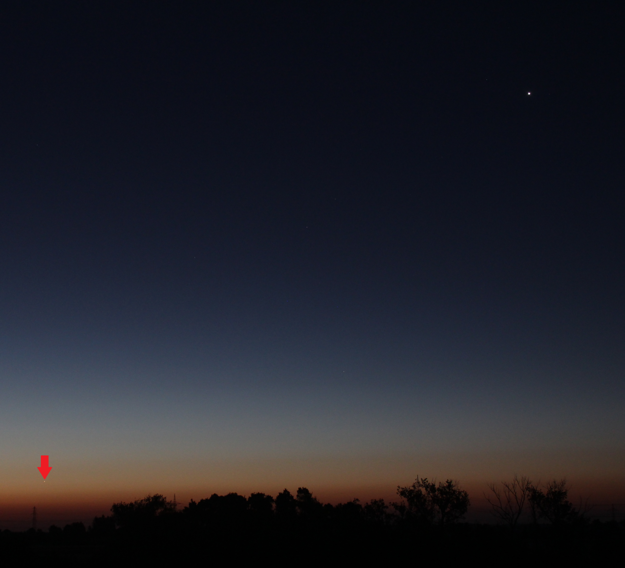 Merkur (mit Pfeil markiert) und Venus in der Morgendämmerung