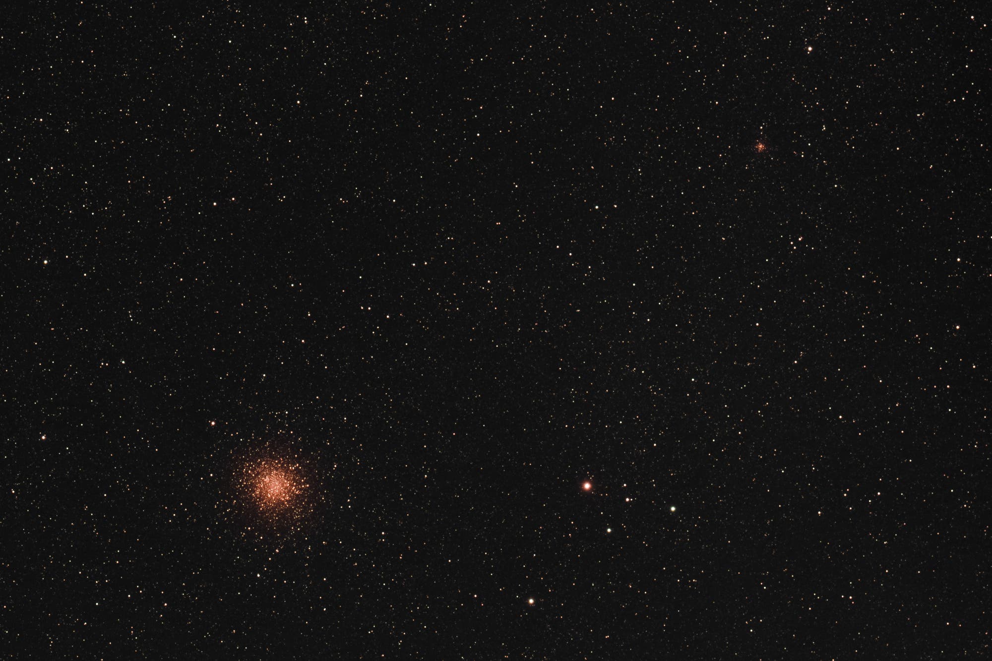 Messier 22 und NGC 6642
