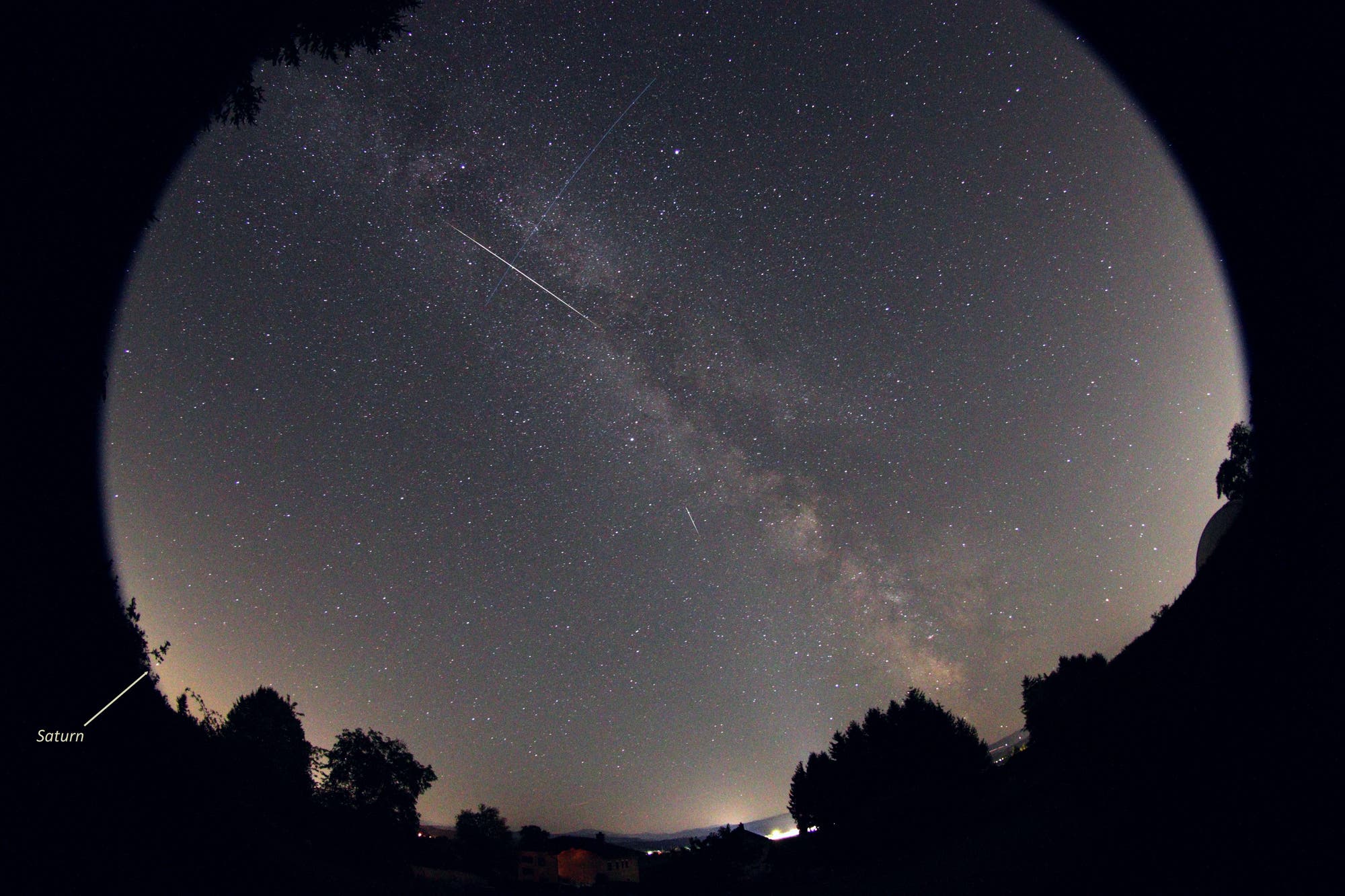 Lichtverschmutzung mit Meteor beim Little Palomar Observatory