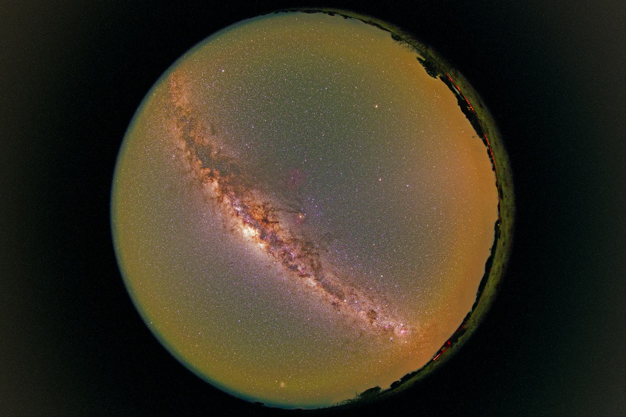 Fisheye-Aufnahme der Milchstraße