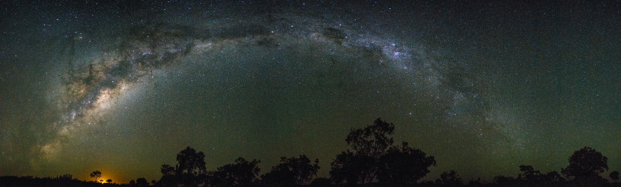 Milchstraßenbogen über dem australischen Outback mit Mondaufgang