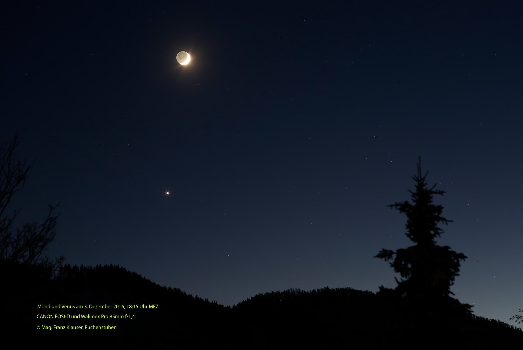 Mond und Venus am Abendhimmel