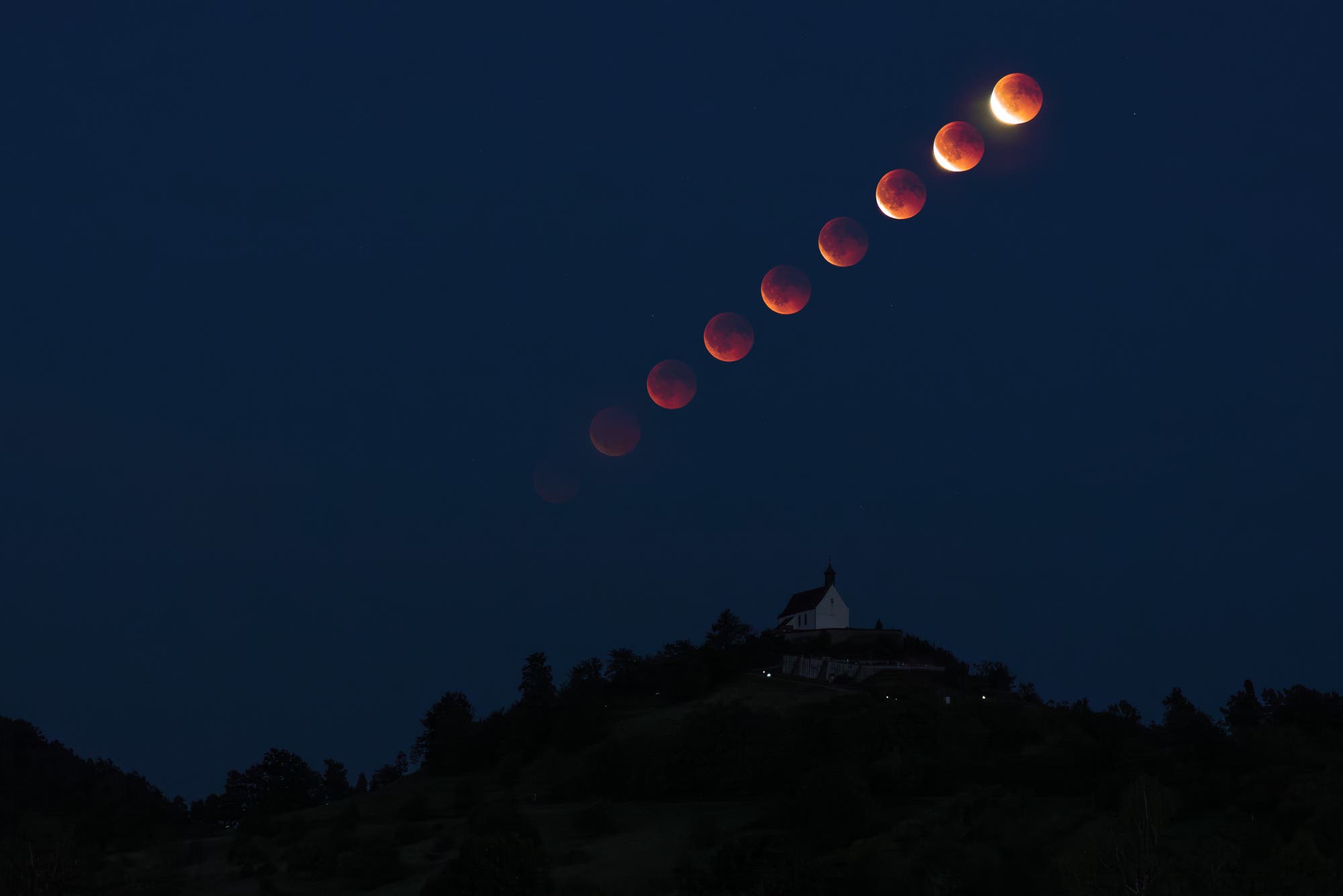 Totale Mondfinsternis über der Wurmlinger Kapelle am 7. September 2025 