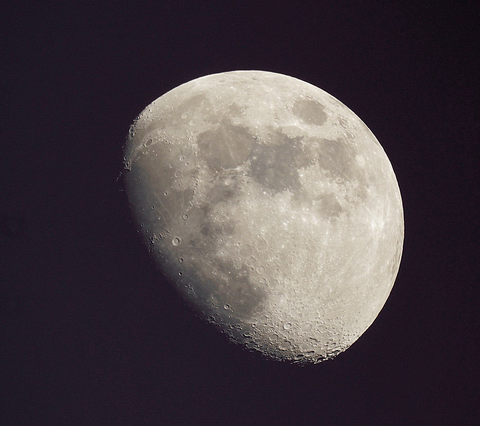 Einzelbild vom Mond mit DSLR in der Wolkenlücke