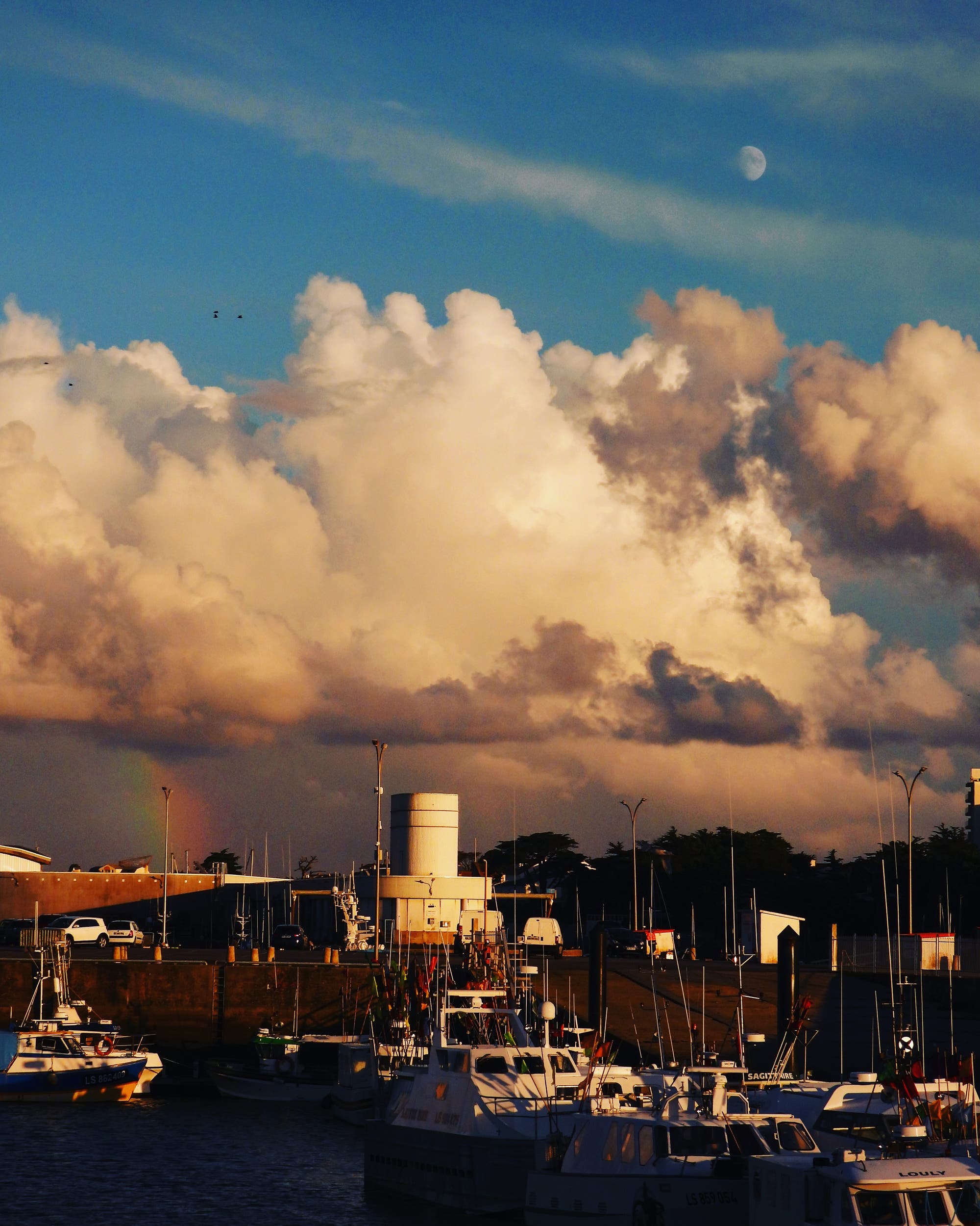 Hafen mit Mond und Regenbogen 