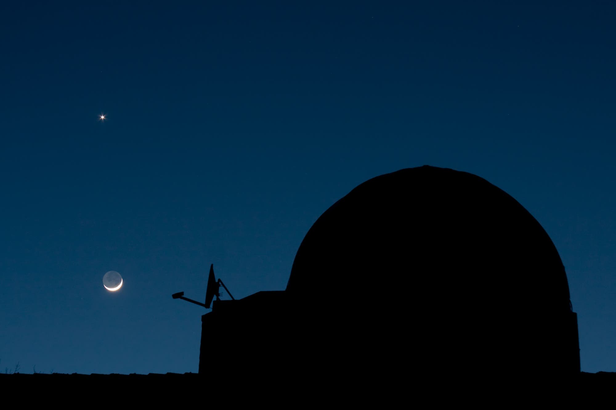 Sternwarte Neumünster mit Mond und Venus