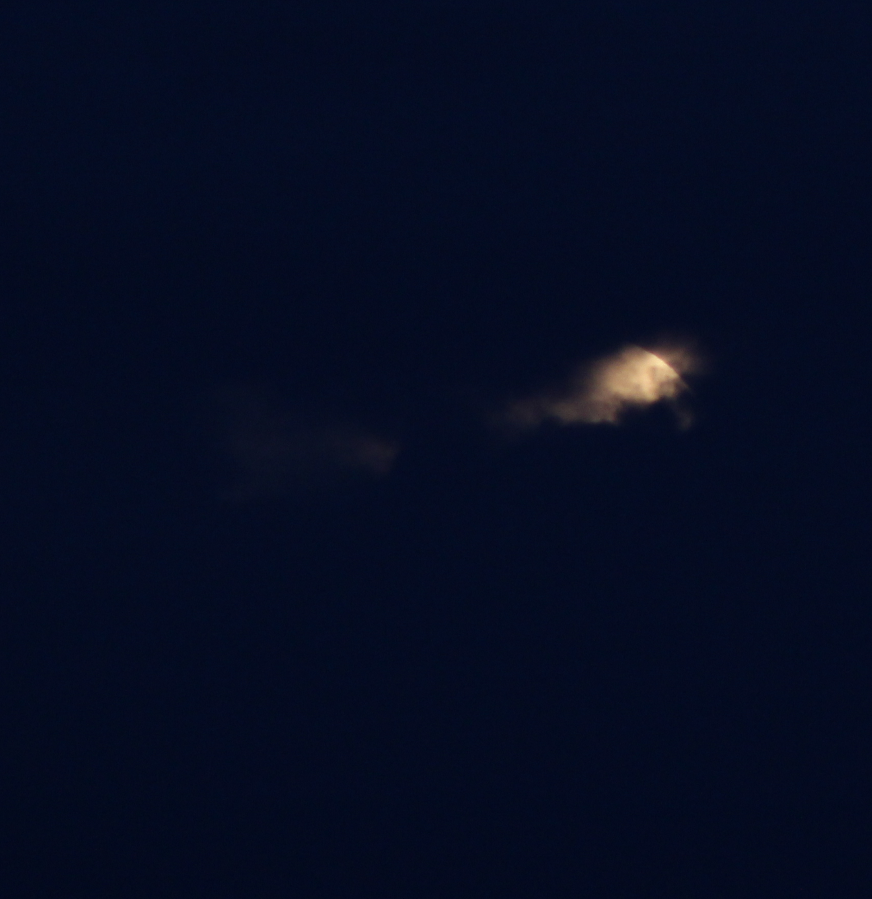 Mondfinsternis hinter Wolken, Bild 2